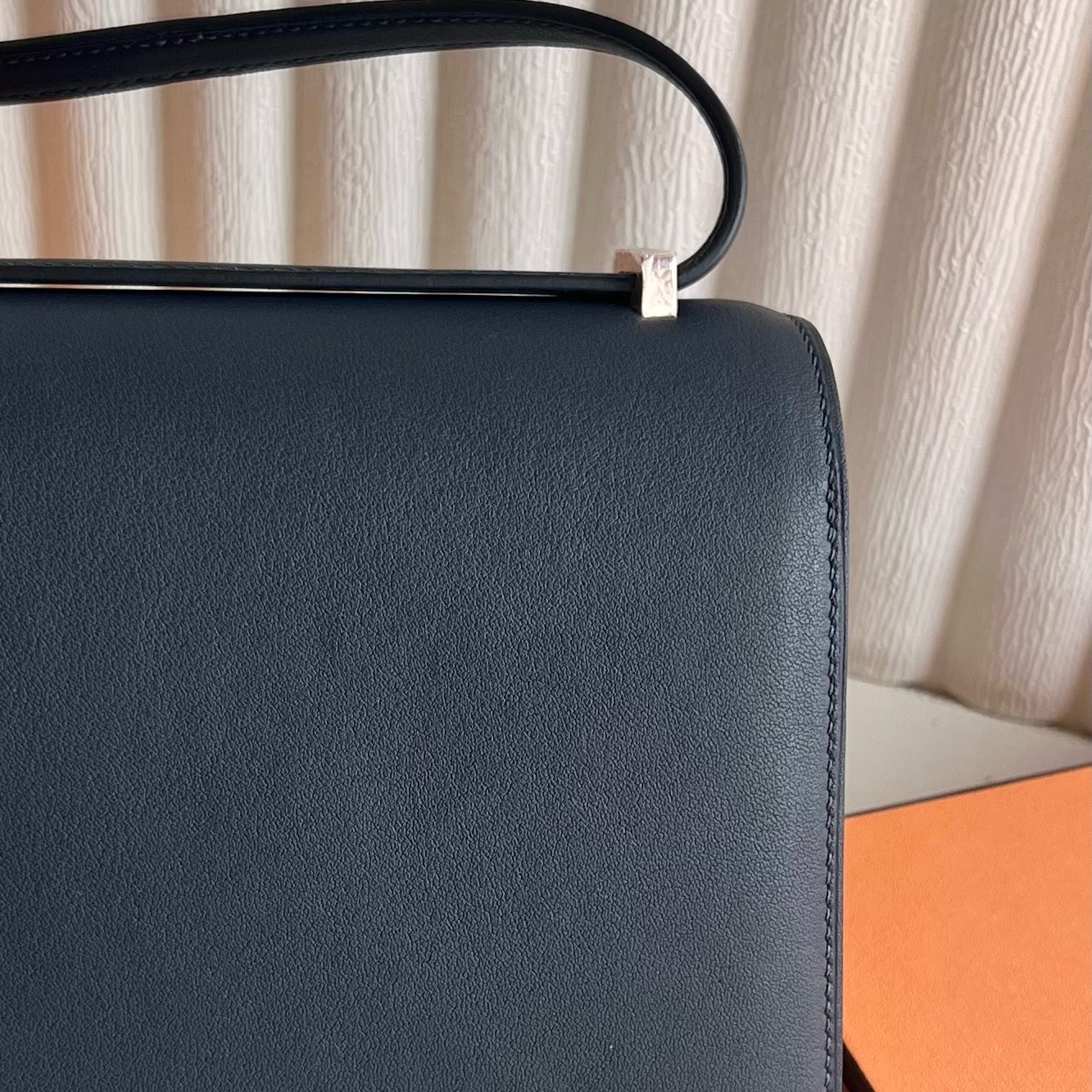 Constance 18cm mirror style🪞 Swift Color: Ck76 deep sea blue, rose gold buckle, fully handmade wax stitching Rose gold hardware customized✈️ - Image 5