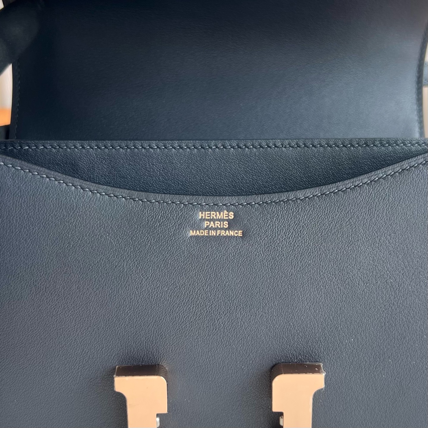 Constance 18cm mirror style🪞 Swift Color: Ck76 deep sea blue, rose gold buckle, fully handmade wax stitching Rose gold hardware customized✈️ - Image 8