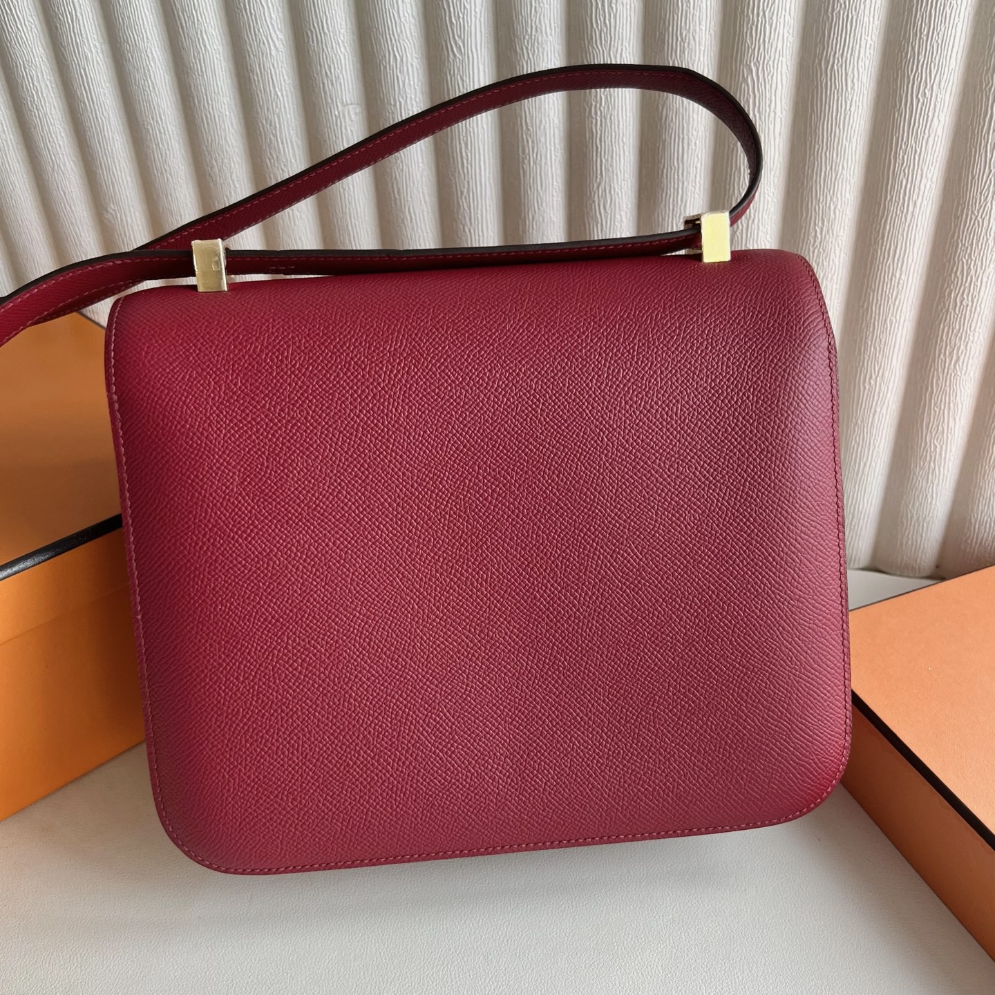 Constance 24cm Epsom original imported German palm print Color: K1 pomegranate red, fully handmade wax stitching, gold buckle, customized✈️ - Image 4
