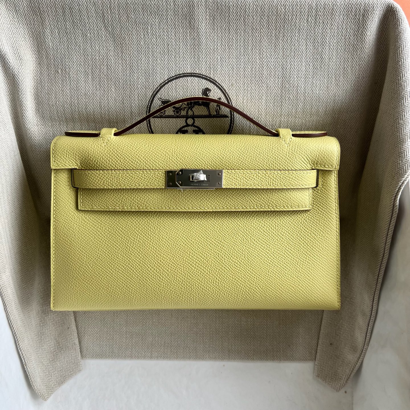 Mini Kelly Pochette 22cm Epsom Color: 1Z chick yellow Jaune Poussin Fully handmade wax thread sewing Silver buckle customized✈️ - Image 10