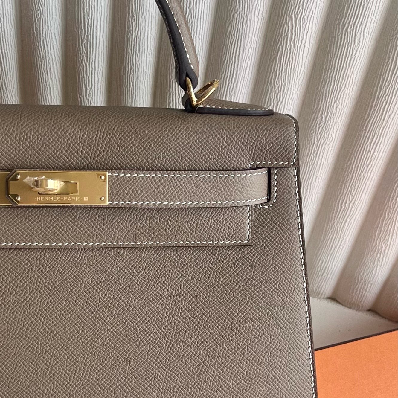 Kelly 28cm Epsom original imported German palm print Color: 18 Elephant Gray Etoupe Fully handmade wax stitching Gold buckle customized✈️ - Image 2
