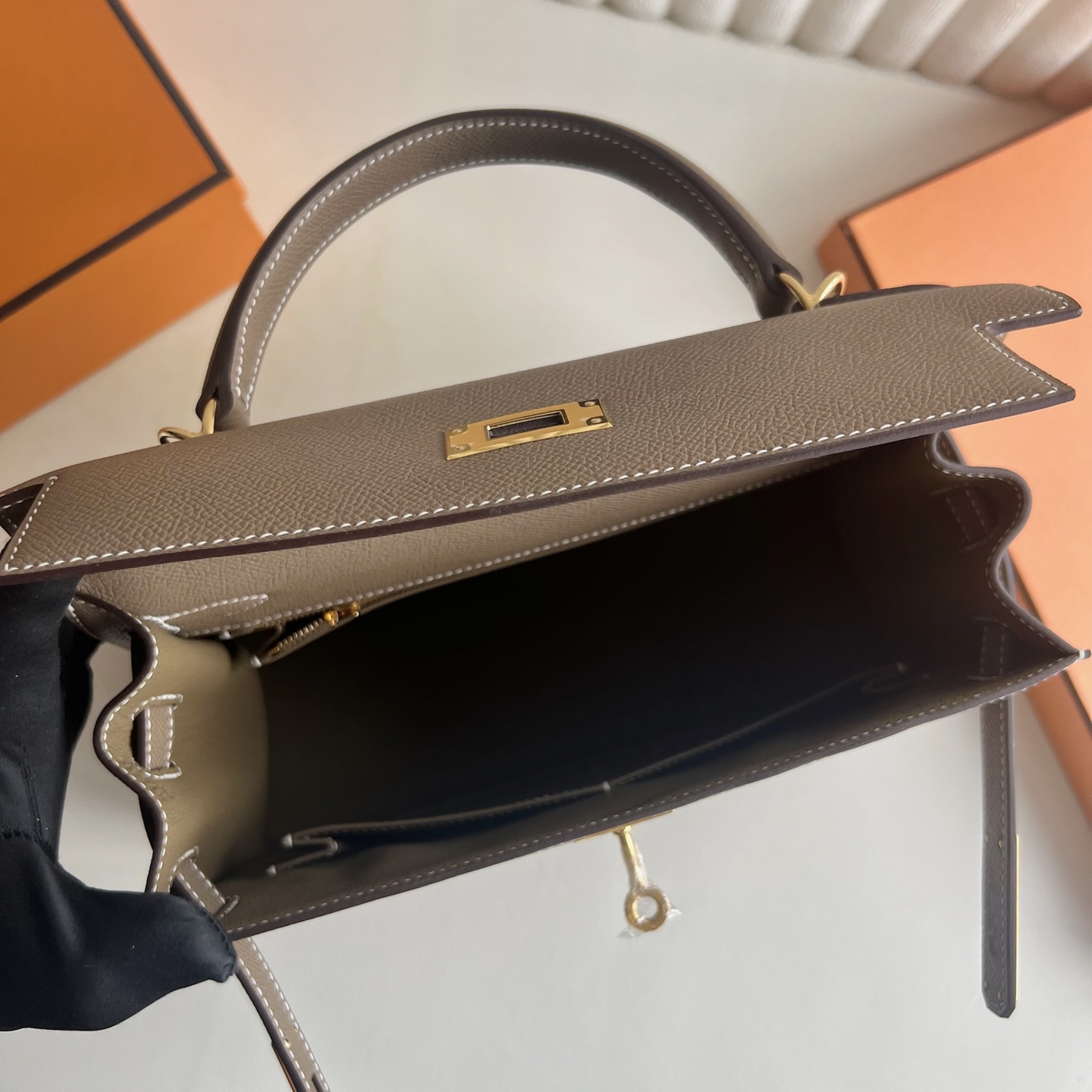 Kelly 28cm Epsom original imported German palm print Color: 18 Elephant Gray Etoupe Fully handmade wax stitching Gold buckle customized✈️ - Image 6