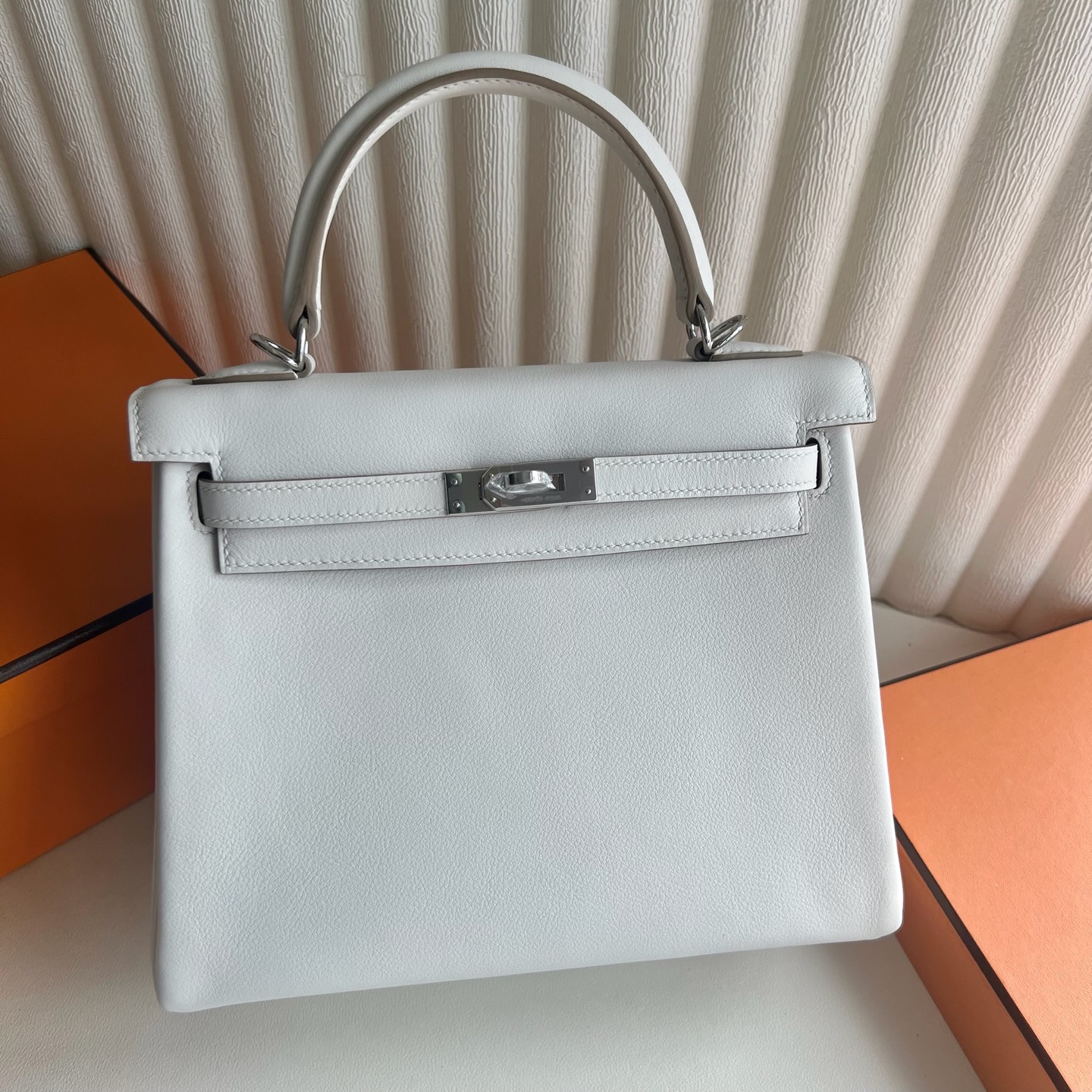 Kelly 25cm Swift original imported plain leather Color: M4 milk gray Gris Pale silver buckle, fully handmade wax stitching Silver buckle customized✈️