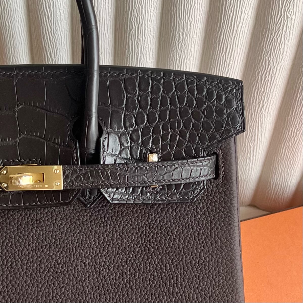 Spot Birkin 25cm Touch Togo/Matte American Crocodile Color: Ck46 ebony color Ebene fully handmade wax stitching Gold buckle Stock - Image 2