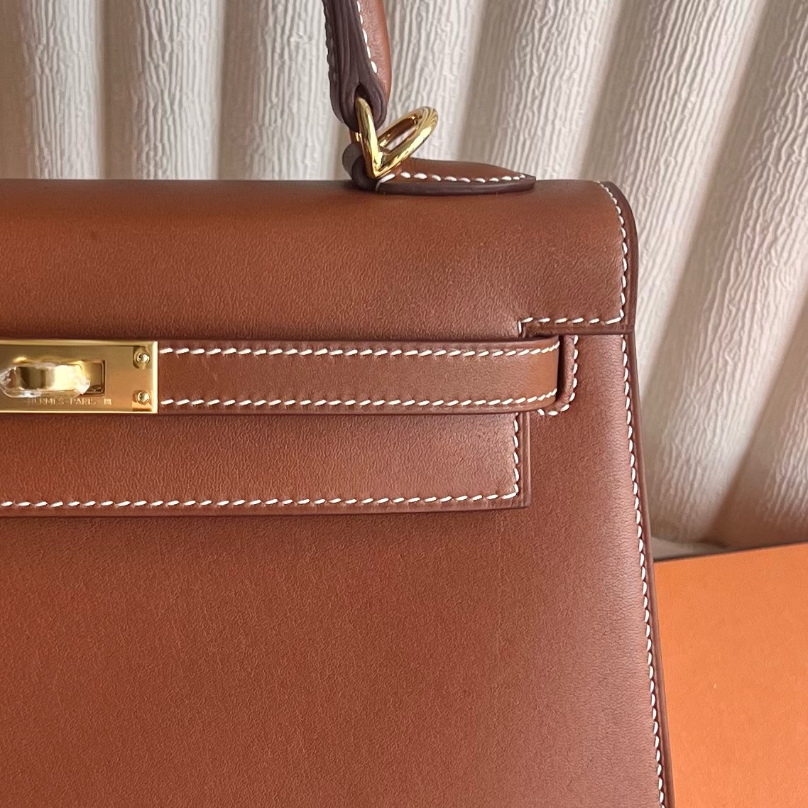 In stock Kelly 25cm Barenia outseam plain saddle leather Color: 34 Fauve original color gold buckle fully handmade wax stitching Gold buckle Stock - Image 2