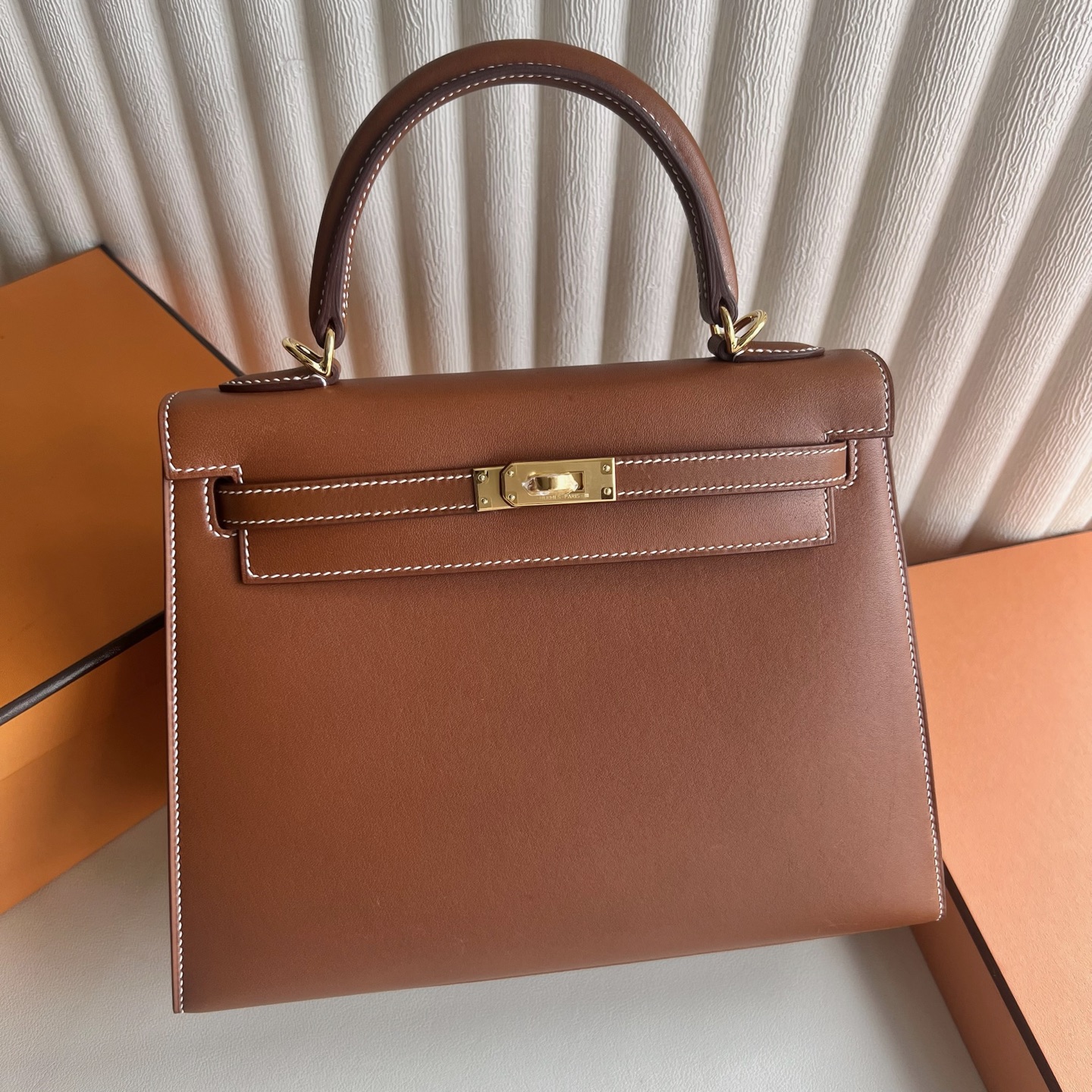 In stock Kelly 25cm Barenia outseam plain saddle leather Color: 34 Fauve original color gold buckle fully handmade wax stitching Gold buckle Stock