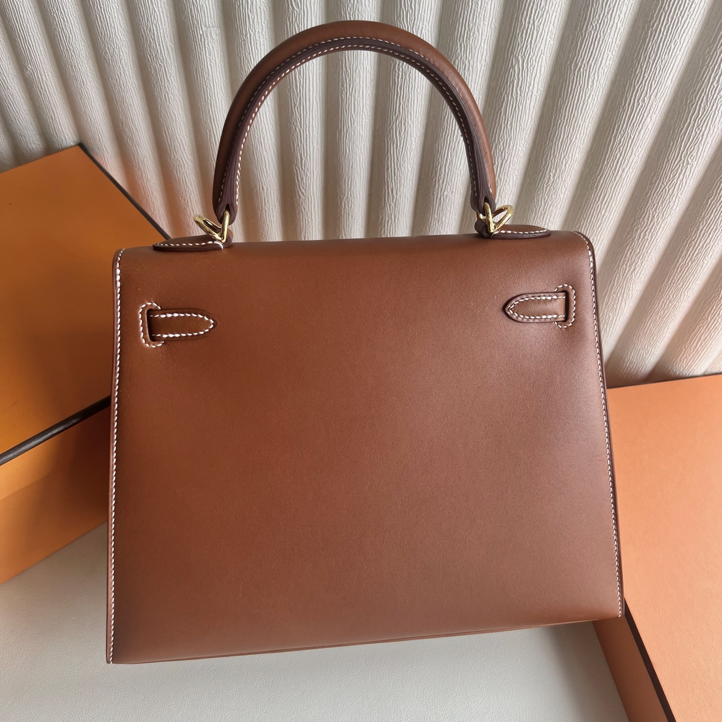 In stock Kelly 25cm Barenia outseam plain saddle leather Color: 34 Fauve original color gold buckle fully handmade wax stitching Gold buckle Stock - Image 4