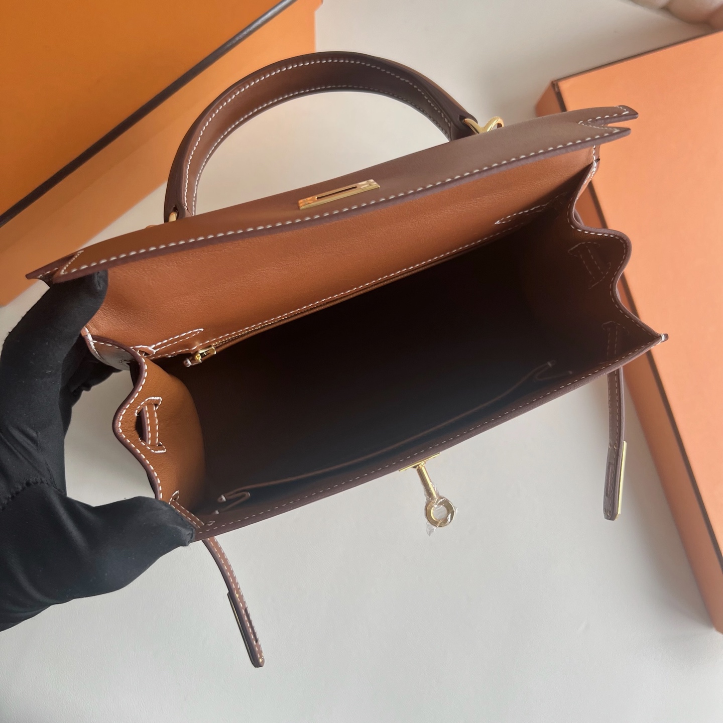 In stock Kelly 25cm Barenia outseam plain saddle leather Color: 34 Fauve original color gold buckle fully handmade wax stitching Gold buckle Stock - Image 6