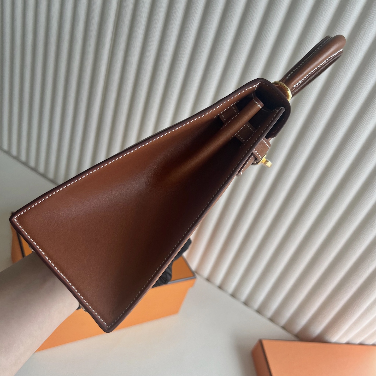 In stock Kelly 25cm Barenia outseam plain saddle leather Color: 34 Fauve original color gold buckle fully handmade wax stitching Gold buckle Stock - Image 10
