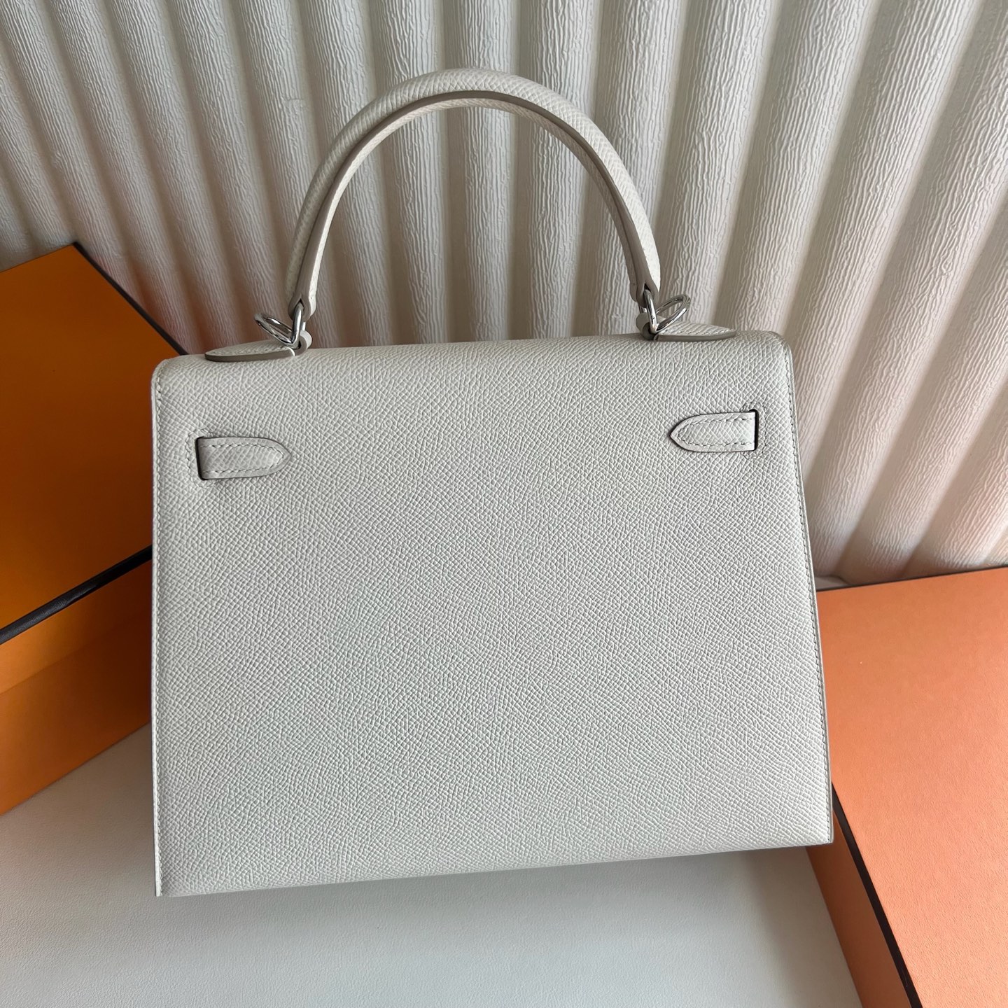 Spot Kelly 25cm Epsom Color: Ck10 milkshake white Craie silver buckle, fully handmade wax stitching Phw Stock - Image 4