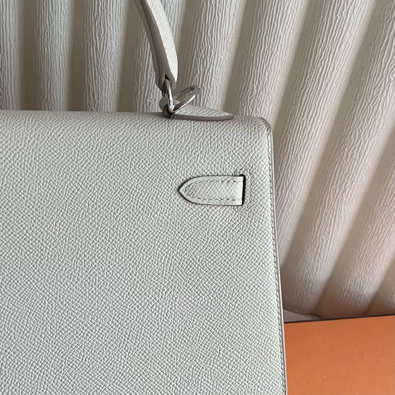 Spot Kelly 25cm Epsom Color: Ck10 milkshake white Craie silver buckle, fully handmade wax stitching Phw Stock - Image 5