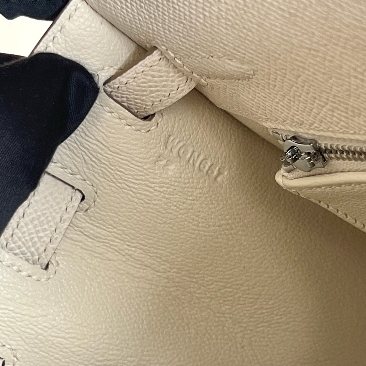 Spot Kelly 25cm Epsom Color: Ck10 milkshake white Craie silver buckle, fully handmade wax stitching Phw Stock - Image 7