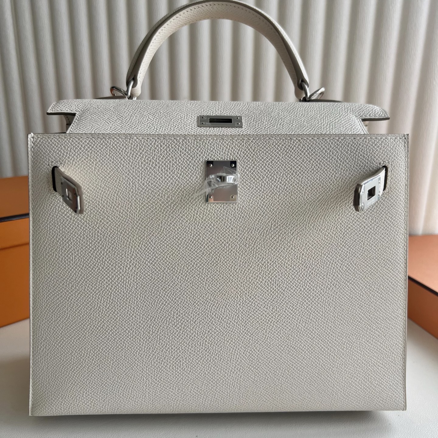 Spot Kelly 25cm Epsom Color: Ck10 milkshake white Craie silver buckle, fully handmade wax stitching Phw Stock - Image 8