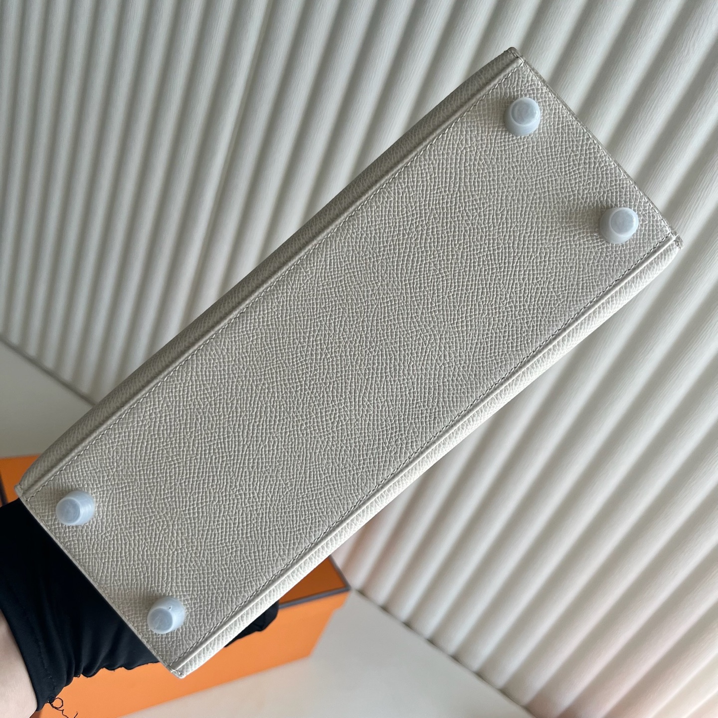 Spot Kelly 25cm Epsom Color: Ck10 milkshake white Craie silver buckle, fully handmade wax stitching Phw Stock - Image 9
