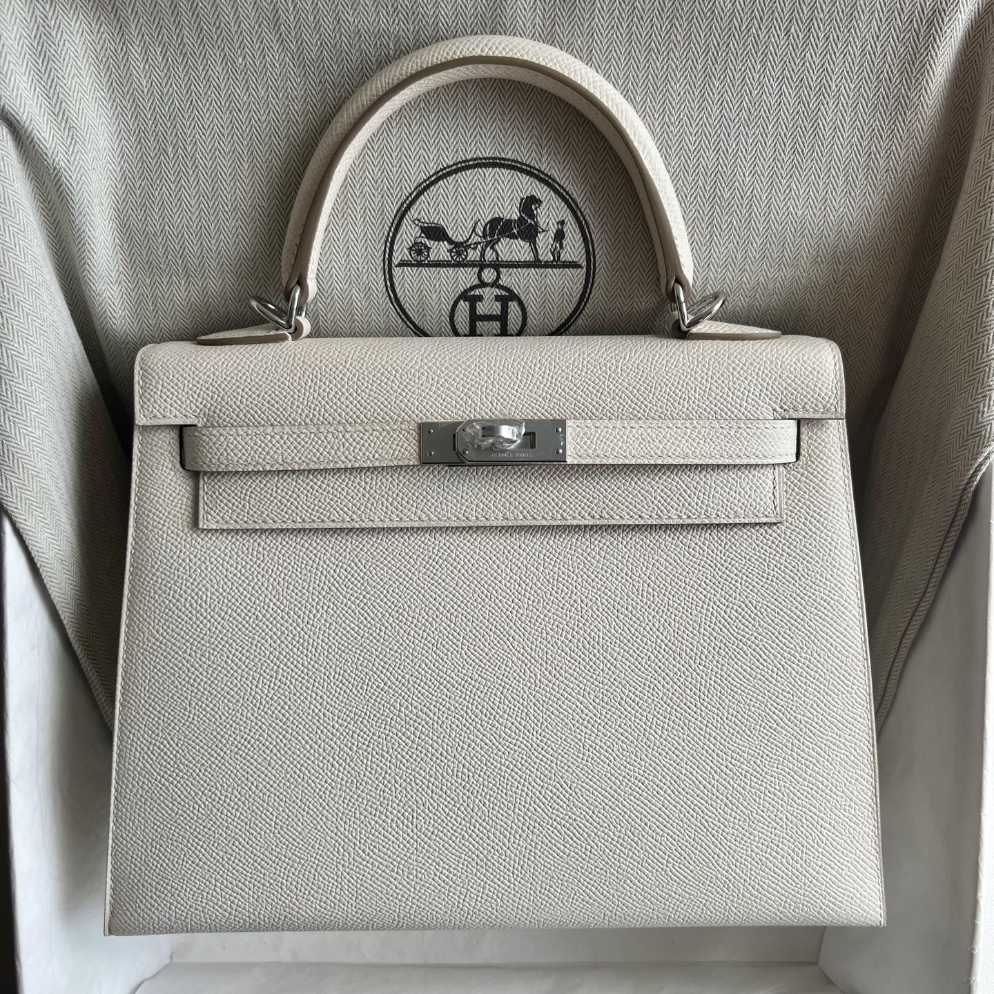 Spot Kelly 25cm Epsom Color: Ck10 milkshake white Craie silver buckle, fully handmade wax stitching Phw Stock - Image 10