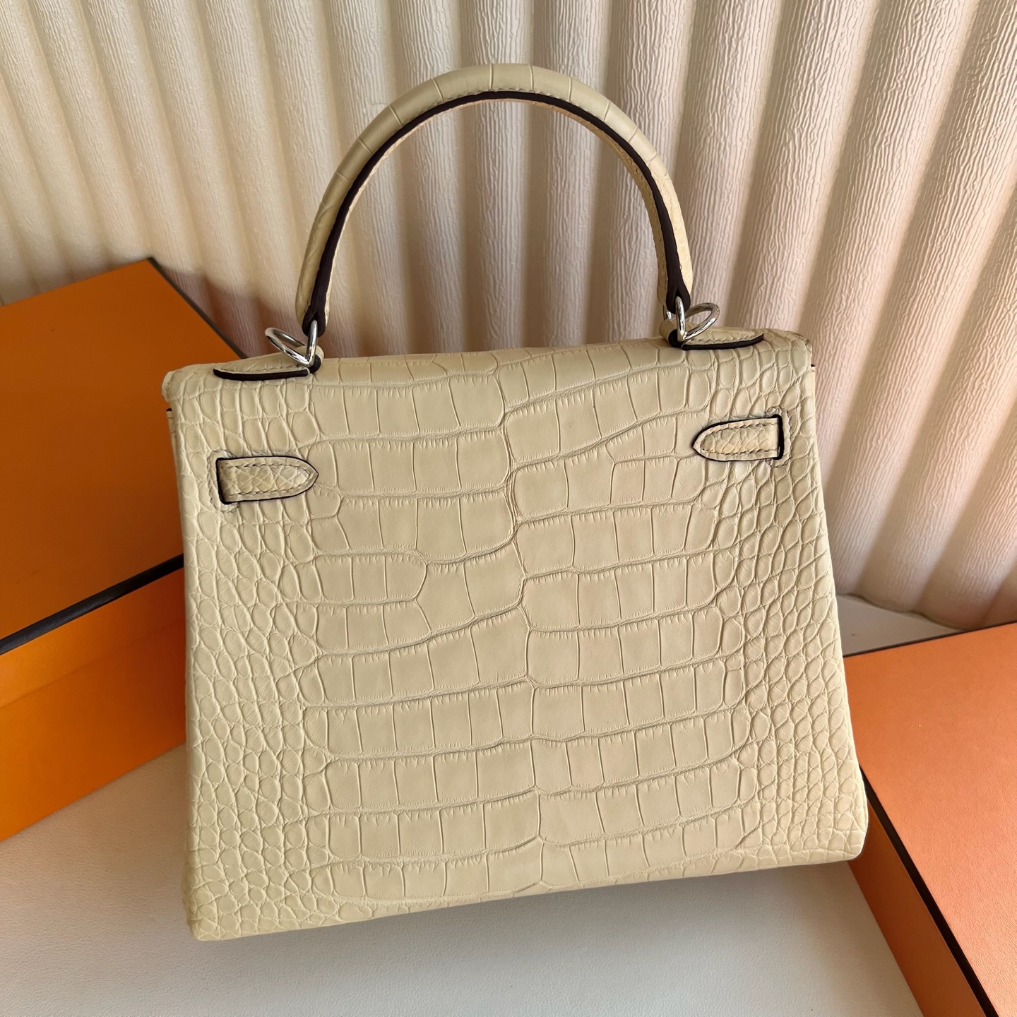 Kelly 25cm Matte Alligator Crocodile Color: Y1 Vanilla, fully handmade wax stitching Silver buckle customized✈️ - Image 4