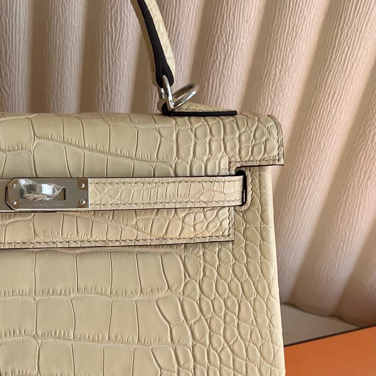 Kelly 25cm Matte Alligator Crocodile Color: Y1 Vanilla, fully handmade wax stitching Silver buckle customized✈️ - Image 2
