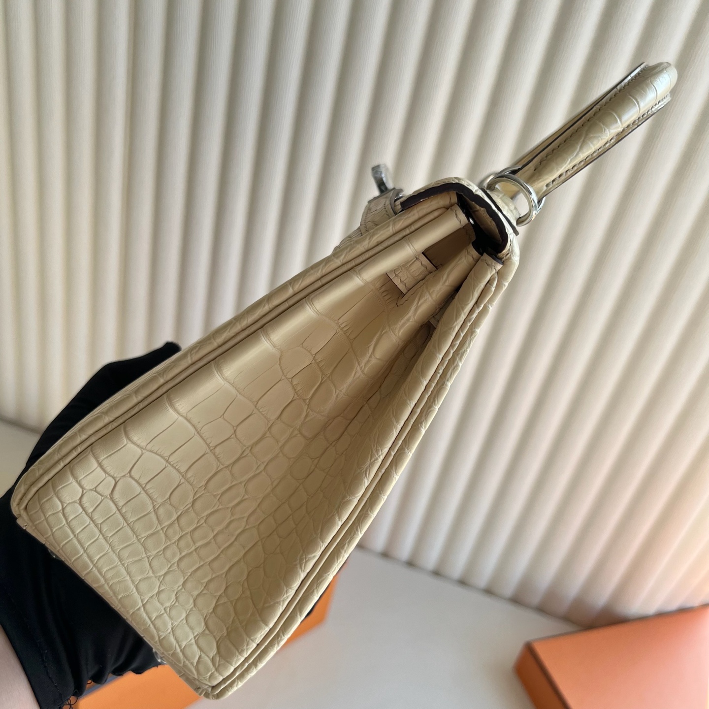 Kelly 25cm Matte Alligator Crocodile Color: Y1 Vanilla, fully handmade wax stitching Silver buckle customized✈️ - Image 3