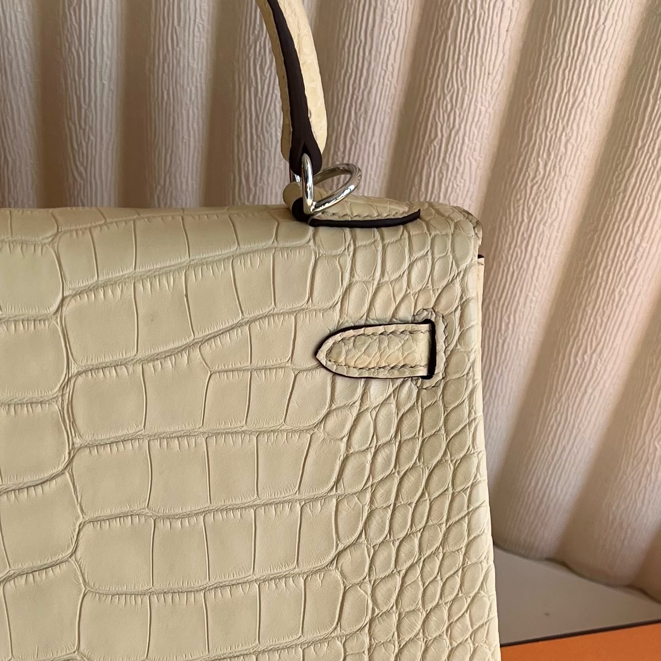 Kelly 25cm Matte Alligator Crocodile Color: Y1 Vanilla, fully handmade wax stitching Silver buckle customized✈️ - Image 5