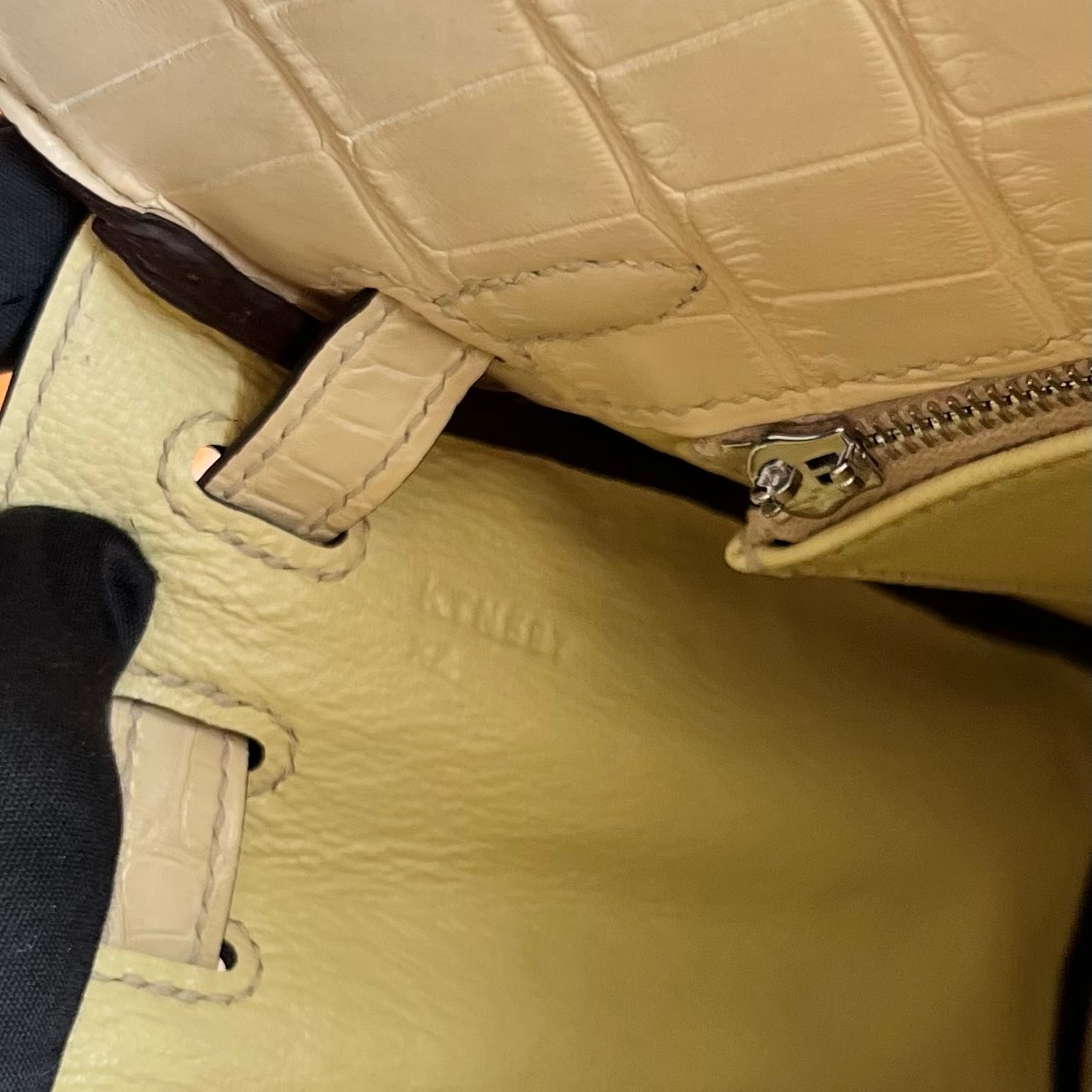 Kelly 25cm Matte Alligator Crocodile Color: Y1 Vanilla, fully handmade wax stitching Silver buckle customized✈️ - Image 7