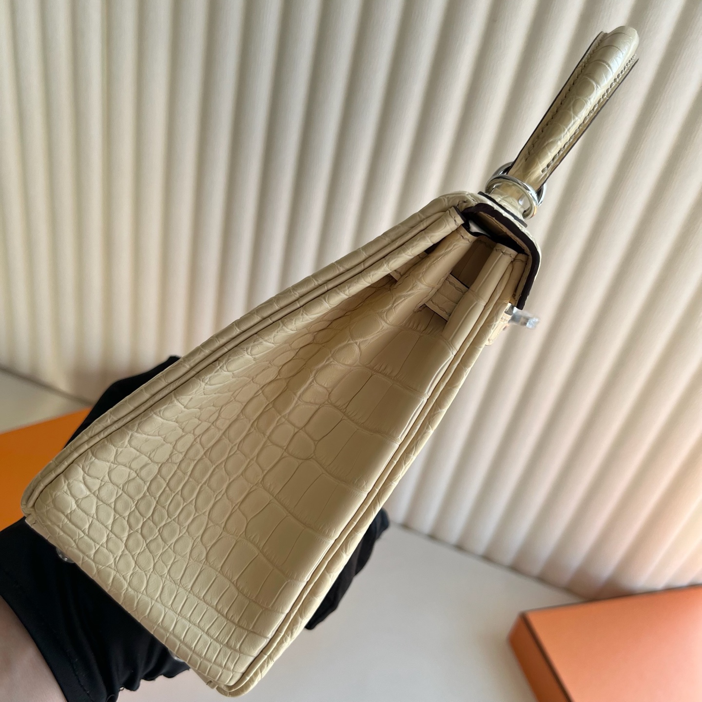 Kelly 25cm Matte Alligator Crocodile Color: Y1 Vanilla, fully handmade wax stitching Silver buckle customized✈️ - Image 9