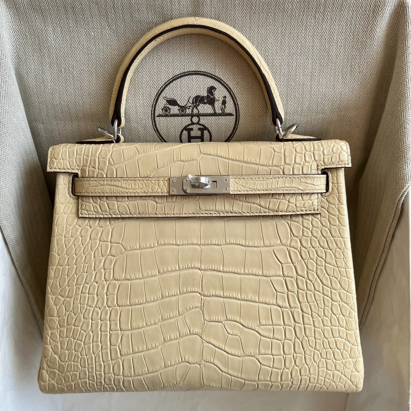 Kelly 25cm Matte Alligator Crocodile Color: Y1 Vanilla, fully handmade wax stitching Silver buckle customized✈️ - Image 11