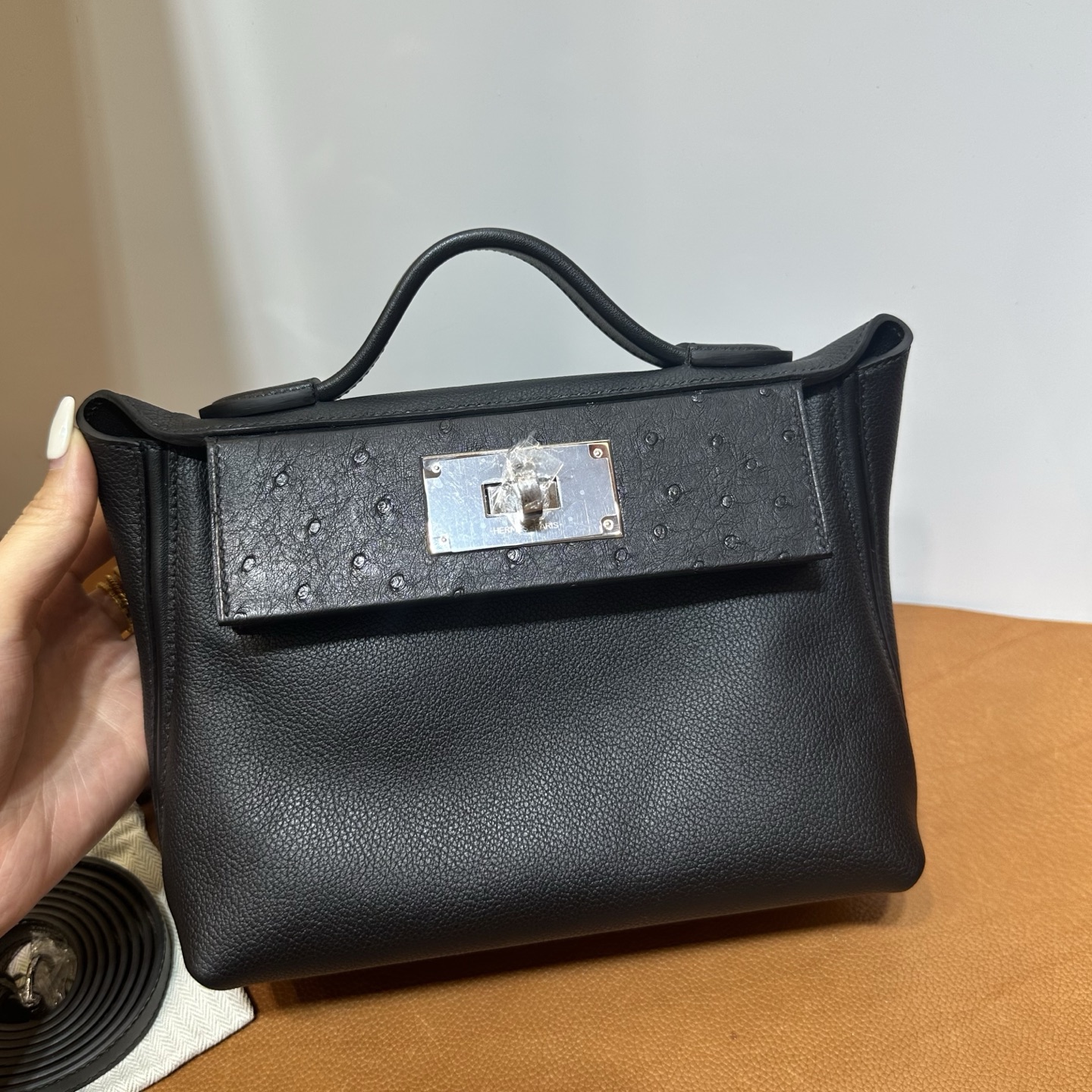 Mini 24/24 Touch 21cm Evercolor/Ostrich Color: Ck89 black Noir fully handmade wax thread sewing Silver buckle customized✈️ - Image 3