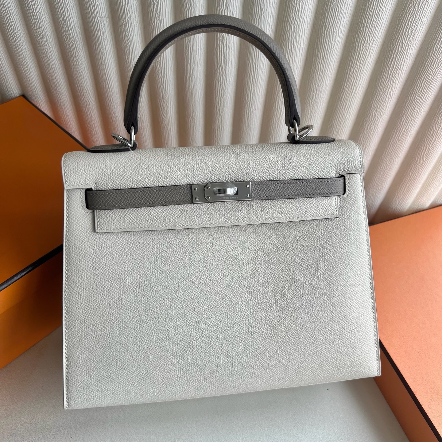 Kelly 25cm Epsom original imported German palm print Color: 10 Milkshake White/M8 Asphalt Gray Silver Buckle Fully handmade wax stitching, customized✈️