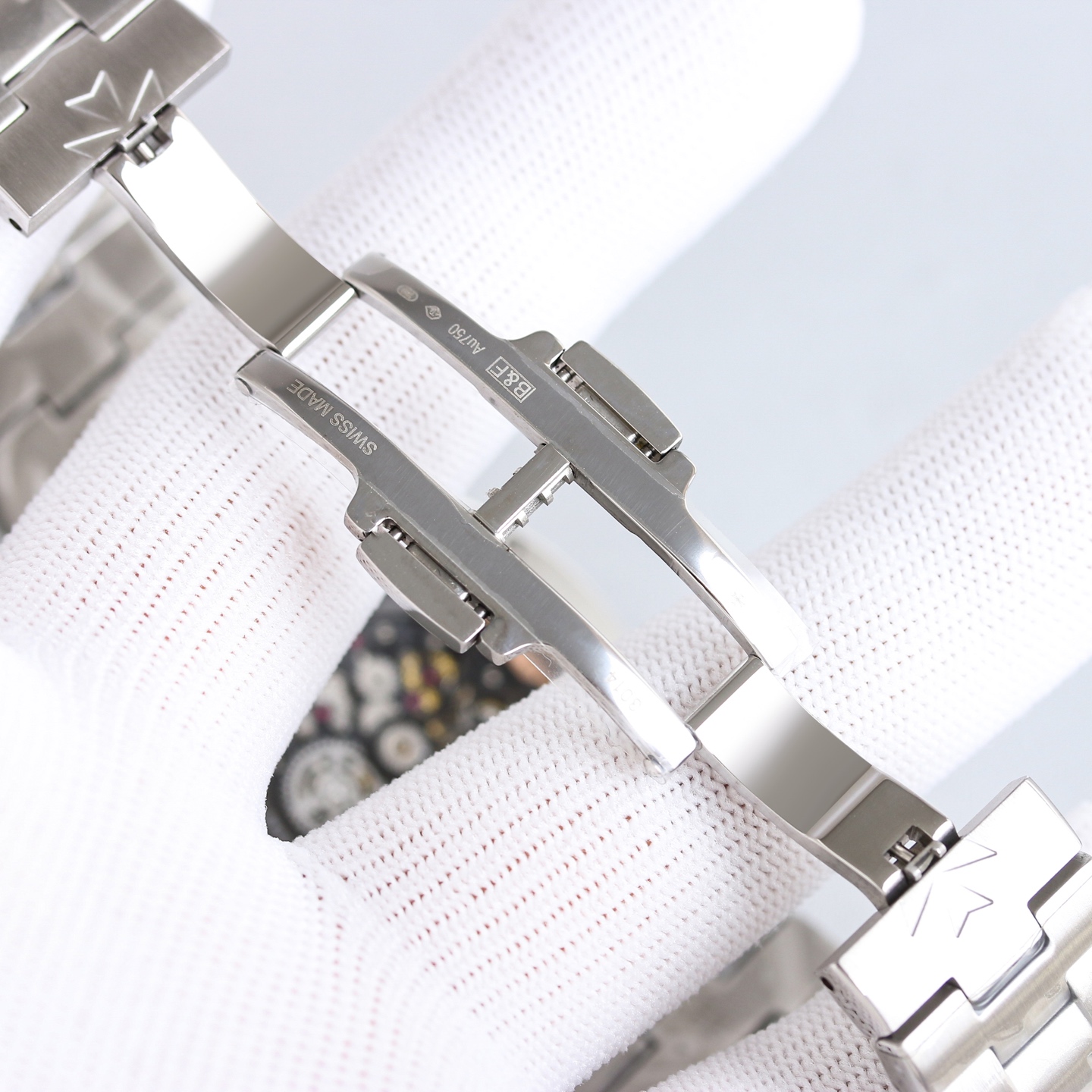 Vacheron Constantin's 4300V New Green Skeleton Perpetual Calendar Multi-Function Watch, with Fashion White Tape/Sunshine Orange Tape Exclusive Fashion Version Equipped with Cal, which is consistent with the original product - Image 9