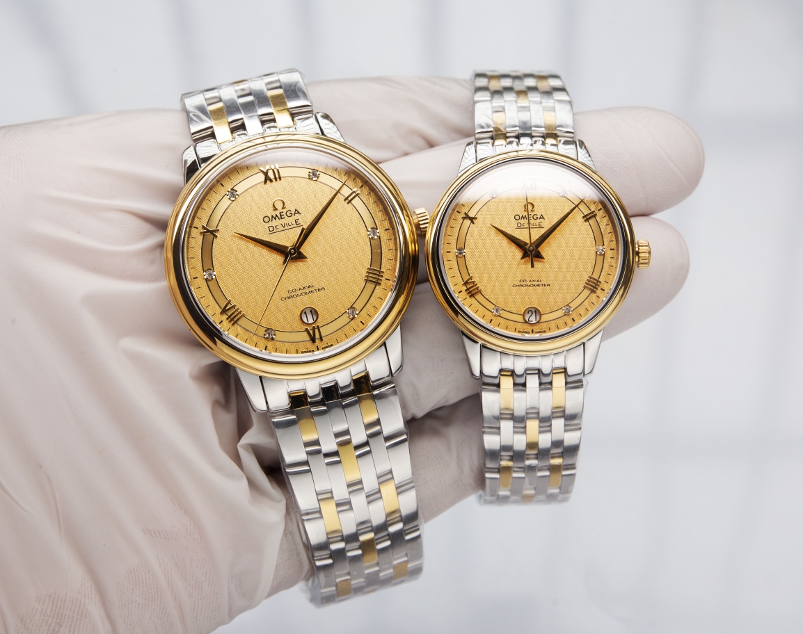 Omega-De Ville Series-Couple Watches! Genuine mold opening, 👏The lettering is the same as the original product with sun pattern, the curved surface is upgraded to high-definition arched double sapphire glass (clearer display, anti-scratch) 👏The back of the steel belt is also synchronized with the original laser product batch number! It took 9 months to make many corrections and upgrades to create a 1:1 shell model, striving for perfection! The diameter of men's clothing is 39.5mm, and the diameter of women's clothing is 32.7mm👏! The style adopts the original Citizen 8215® movement, which vibrates 28,800 times per hour, and has zero repair quality