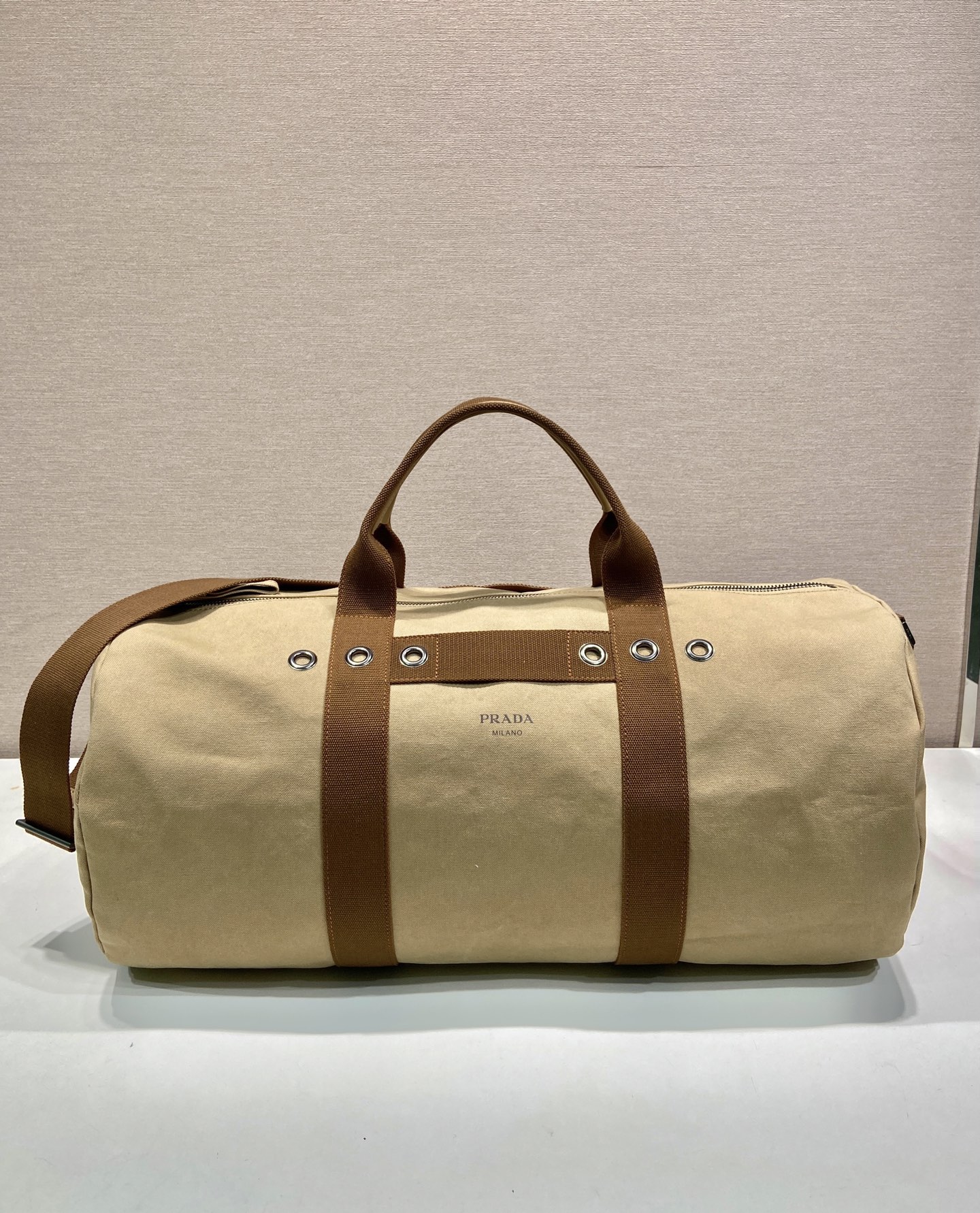 πNew travel bagππ2VC056ππ This travel bag interprets functionality with clean lines and bold elements, becoming a true expression of style