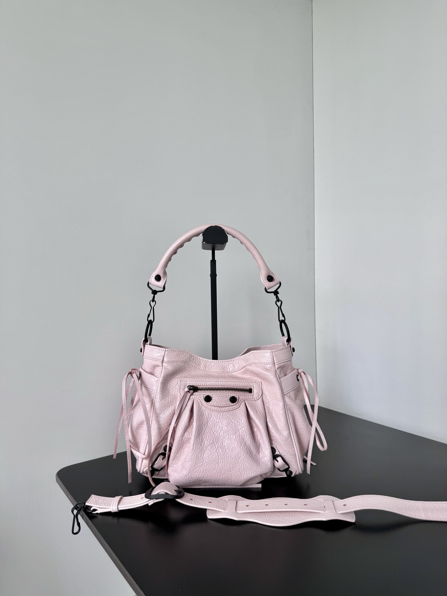 𝗕𝗔𝗥𝗜𝗜𝗔𝗔𝗔*𝗘𝗘𝗘𝗘𝗧𝗘 Le City bucket bag💼Optimized proportions, capacity and usage experience are more suitable for daily outings🫧Compared with chasing new designs every season, this type of works with brand historical genes are more worthy of long-term ownership 🤩The charm of Le City does not lie in how many designs it has, but in that it can always turn a simple outfit into an attitude🥸 Dimensions: length 27.0 x height 20.0 x width 15.0 cm 71287