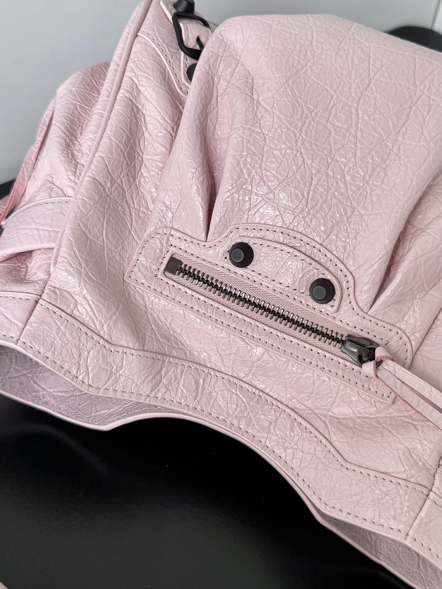 𝗕𝗔𝗥𝗜𝗜𝗔𝗔𝗔*𝗘𝗘𝗘𝗘𝗧𝗘 Le City bucket bag💼Optimized proportions, capacity and usage experience are more suitable for daily outings🫧Compared with chasing new designs every season, this type of works with brand historical genes are more worthy of long-term ownership 🤩The charm of Le City does not lie in how many designs it has, but in that it can always turn a simple outfit into an attitude🥸 Dimensions: length 27.0 x height 20.0 x width 15.0 cm 71287 - Image 4