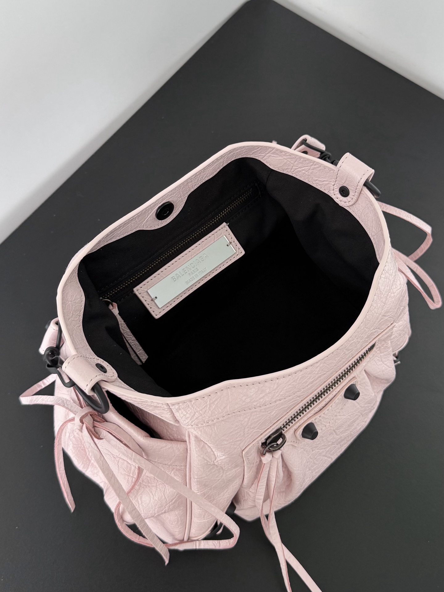 𝗕𝗔𝗥𝗜𝗜𝗔𝗔𝗔*𝗘𝗘𝗘𝗘𝗧𝗘 Le City bucket bag💼Optimized proportions, capacity and usage experience are more suitable for daily outings🫧Compared with chasing new designs every season, this type of works with brand historical genes are more worthy of long-term ownership 🤩The charm of Le City does not lie in how many designs it has, but in that it can always turn a simple outfit into an attitude🥸 Dimensions: length 27.0 x height 20.0 x width 15.0 cm 71287 - Image 5