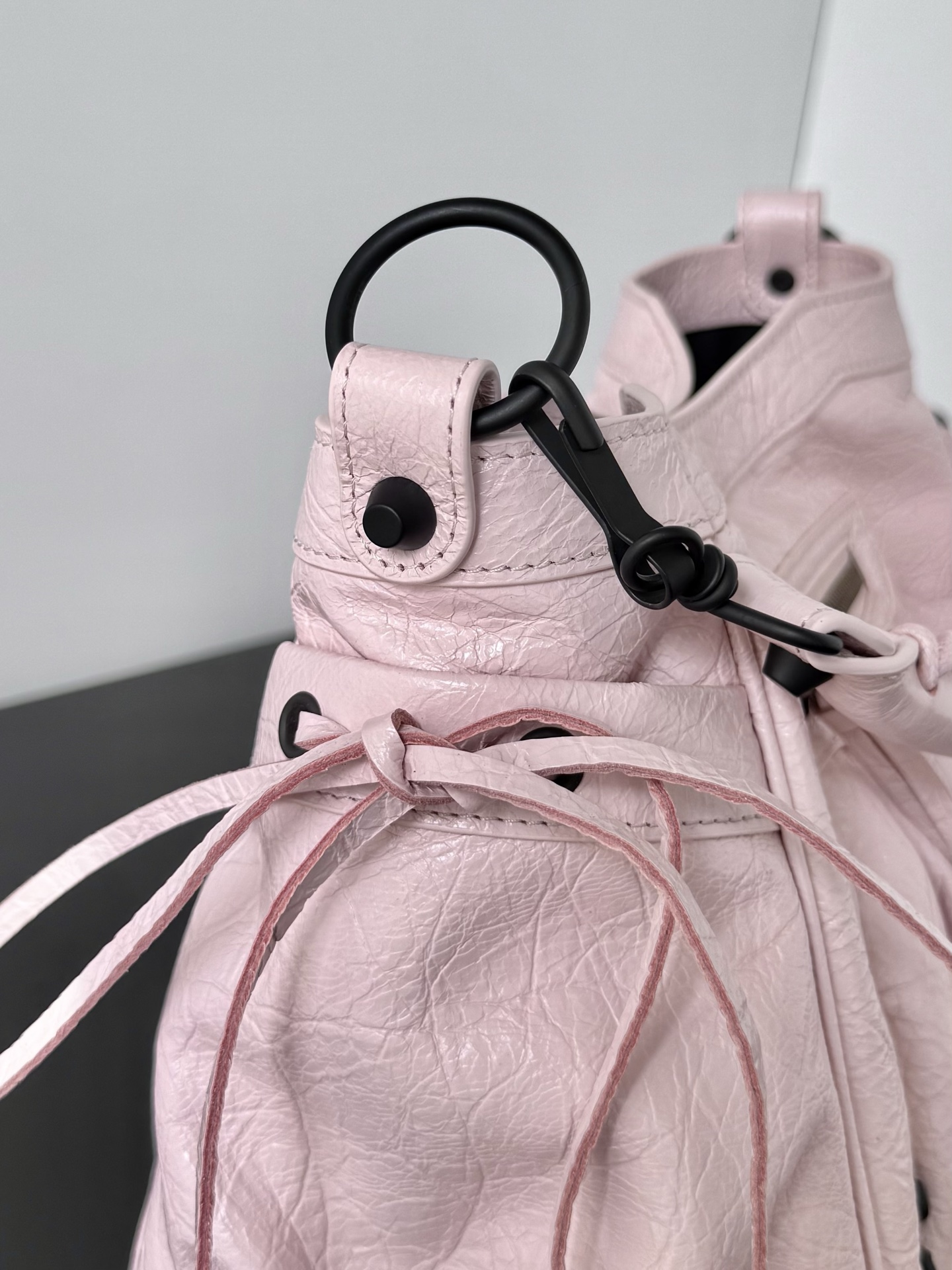 𝗕𝗔𝗥𝗜𝗜𝗔𝗔𝗔*𝗘𝗘𝗘𝗘𝗧𝗘 Le City bucket bag💼Optimized proportions, capacity and usage experience are more suitable for daily outings🫧Compared with chasing new designs every season, this type of works with brand historical genes are more worthy of long-term ownership 🤩The charm of Le City does not lie in how many designs it has, but in that it can always turn a simple outfit into an attitude🥸 Dimensions: length 27.0 x height 20.0 x width 15.0 cm 71287 - Image 6