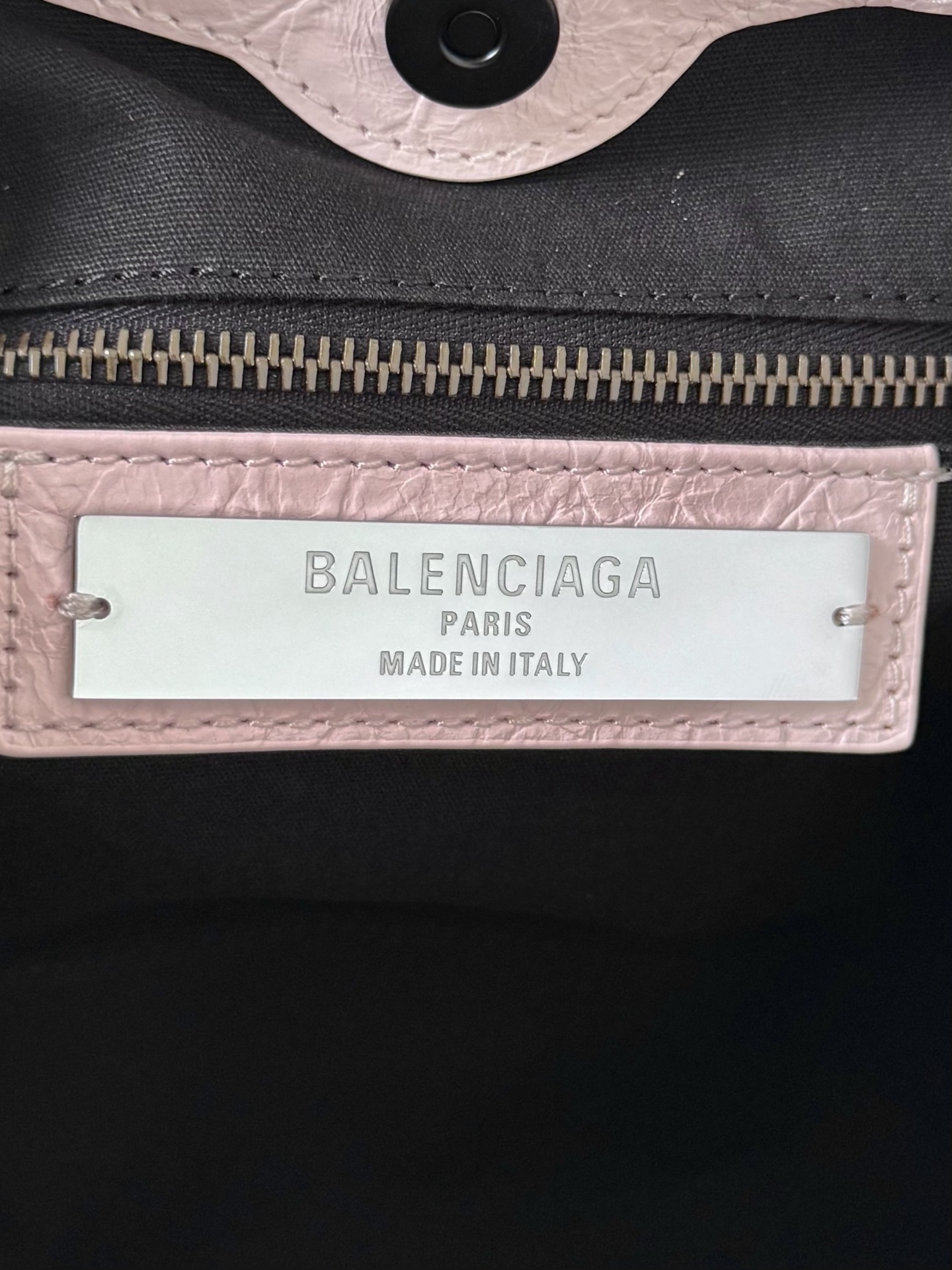 𝗕𝗔𝗥𝗜𝗜𝗔𝗔𝗔*𝗘𝗘𝗘𝗘𝗧𝗘 Le City bucket bag💼Optimized proportions, capacity and usage experience are more suitable for daily outings🫧Compared with chasing new designs every season, this type of works with brand historical genes are more worthy of long-term ownership 🤩The charm of Le City does not lie in how many designs it has, but in that it can always turn a simple outfit into an attitude🥸 Dimensions: length 27.0 x height 20.0 x width 15.0 cm 71287 - Image 7
