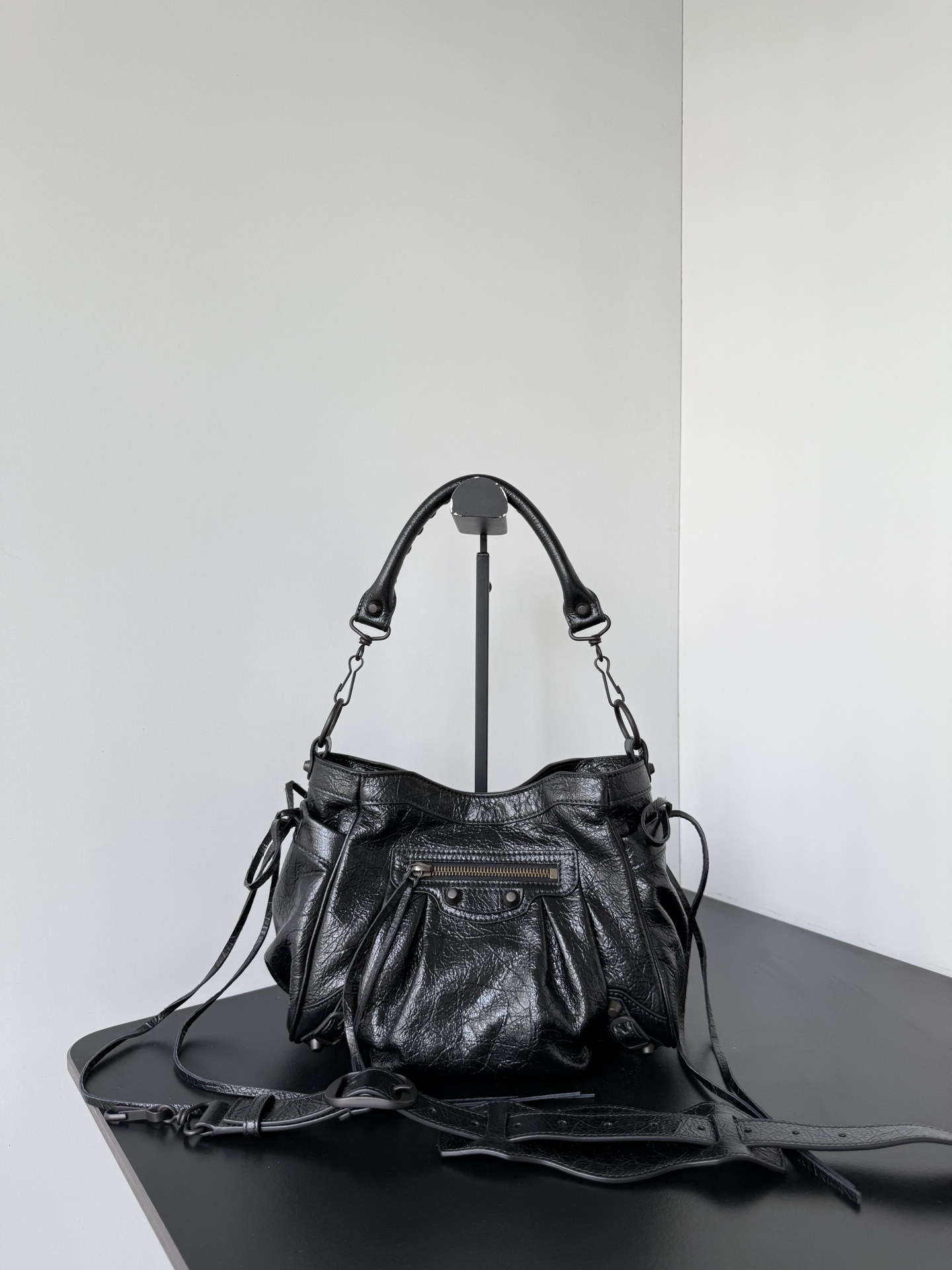 𝗕𝗔𝗥𝗜𝗜𝗔𝗔𝗔*𝗘𝗘𝗘𝗘𝗧𝗘 Le City bucket bag💼Optimized proportions, capacity and usage experience are more suitable for daily outings🫧Compared with chasing new designs every season, this type of works with brand historical genes are more worthy of long-term ownership 🤩The charm of Le City does not lie in how many designs it has, but in that it can always turn a simple outfit into an attitude🥸 Dimensions: length 27.0 x height 20.0 x width 15.0 cm 71287
