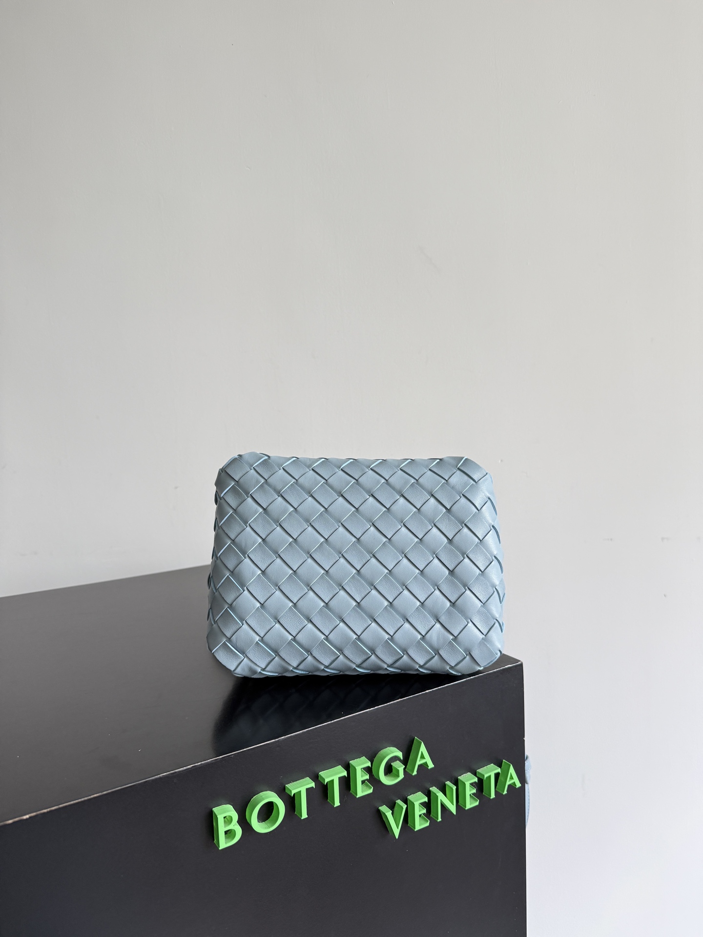 BV has a new product! Andiamo combines vintage elements with the Bottega Veneta parachute handbag, blending it with modern trends - Image 3