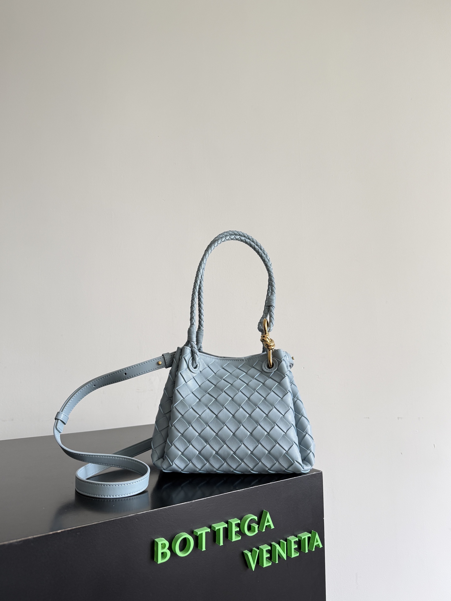 BV has a new product! Andiamo combines vintage elements with the Bottega Veneta parachute handbag, blending it with modern trends