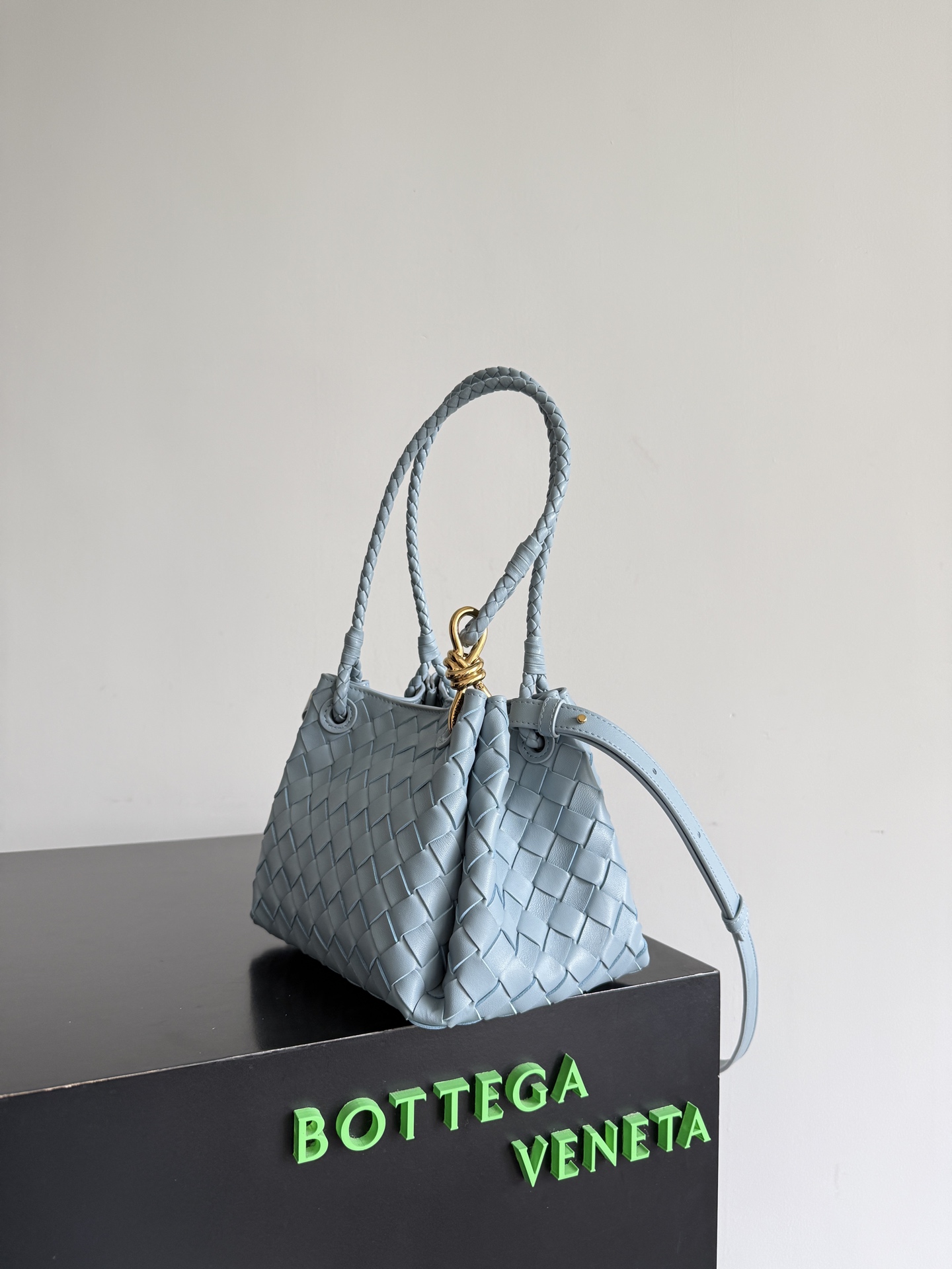 BV has a new product! Andiamo combines vintage elements with the Bottega Veneta parachute handbag, blending it with modern trends - Image 2