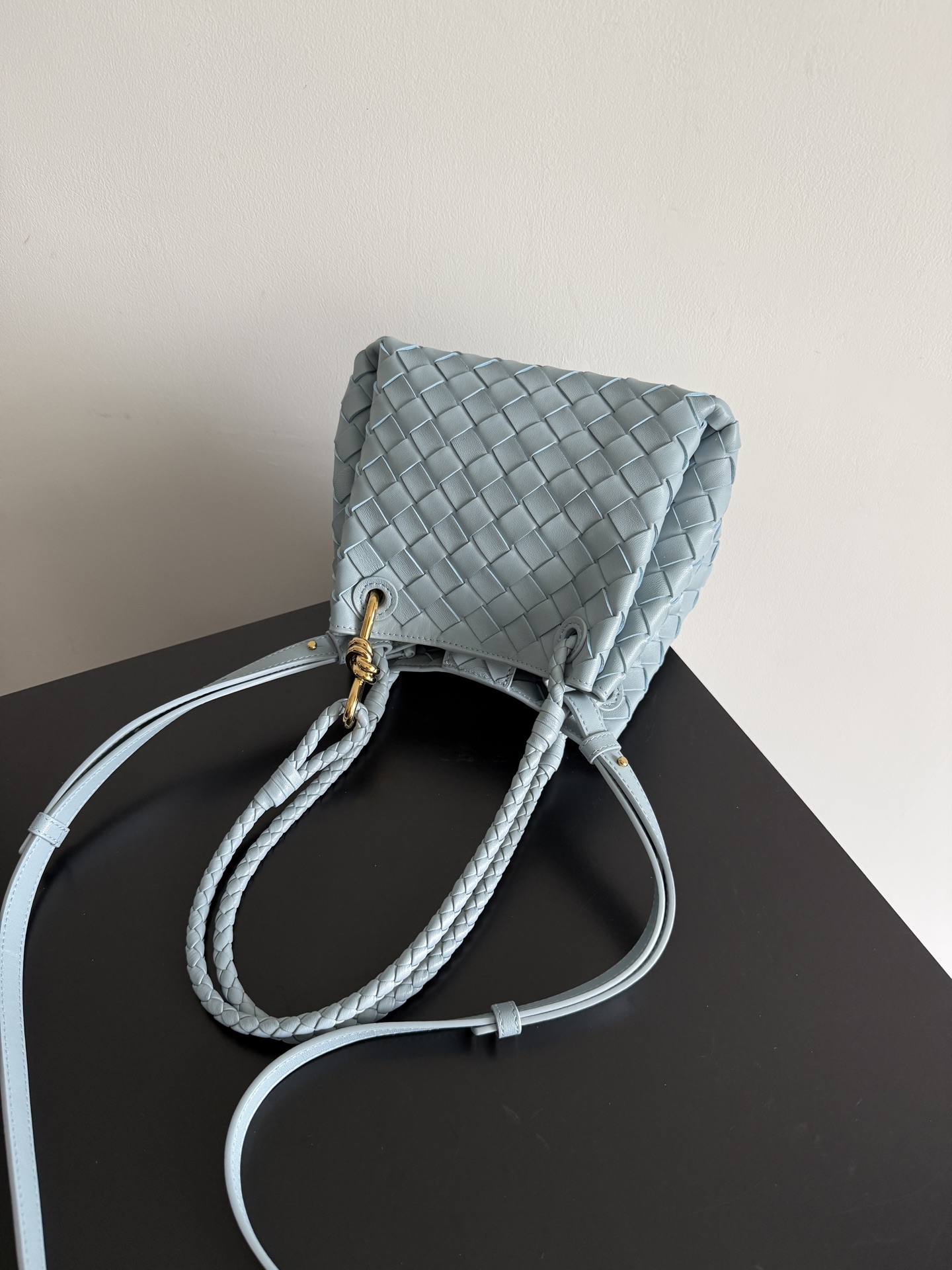BV has a new product! Andiamo combines vintage elements with the Bottega Veneta parachute handbag, blending it with modern trends - Image 4