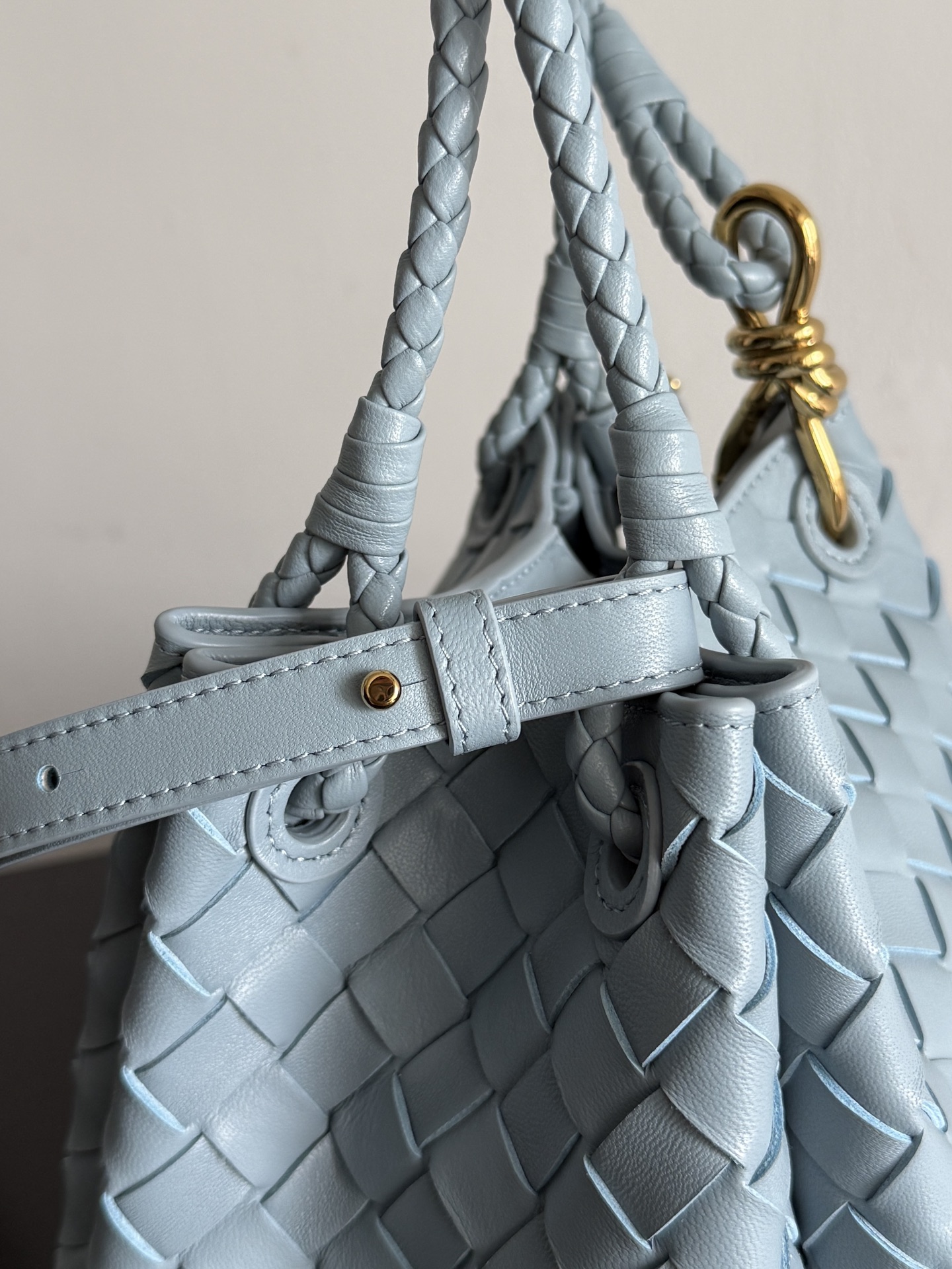 BV has a new product! Andiamo combines vintage elements with the Bottega Veneta parachute handbag, blending it with modern trends - Image 5