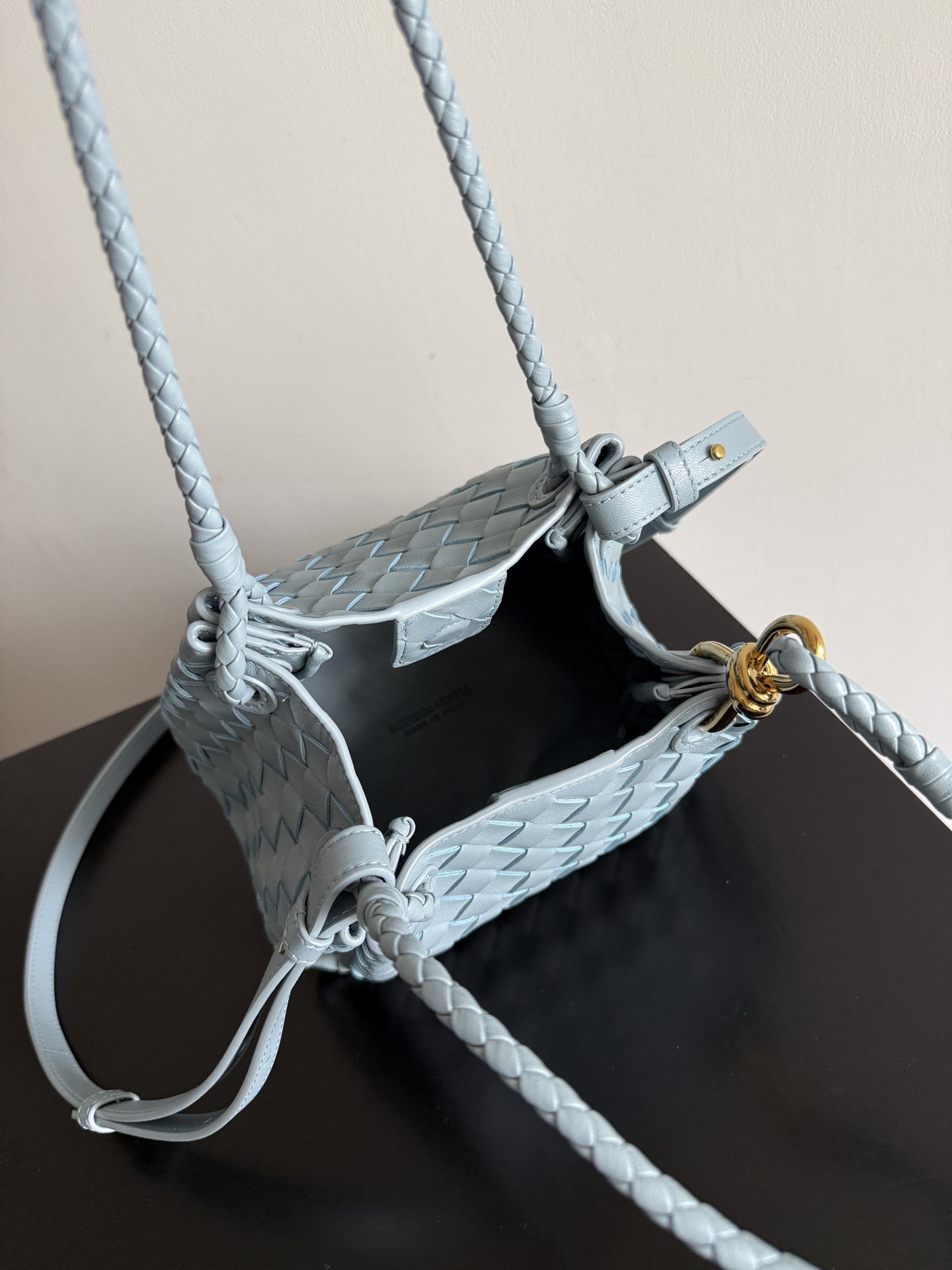 BV has a new product! Andiamo combines vintage elements with the Bottega Veneta parachute handbag, blending it with modern trends - Image 7