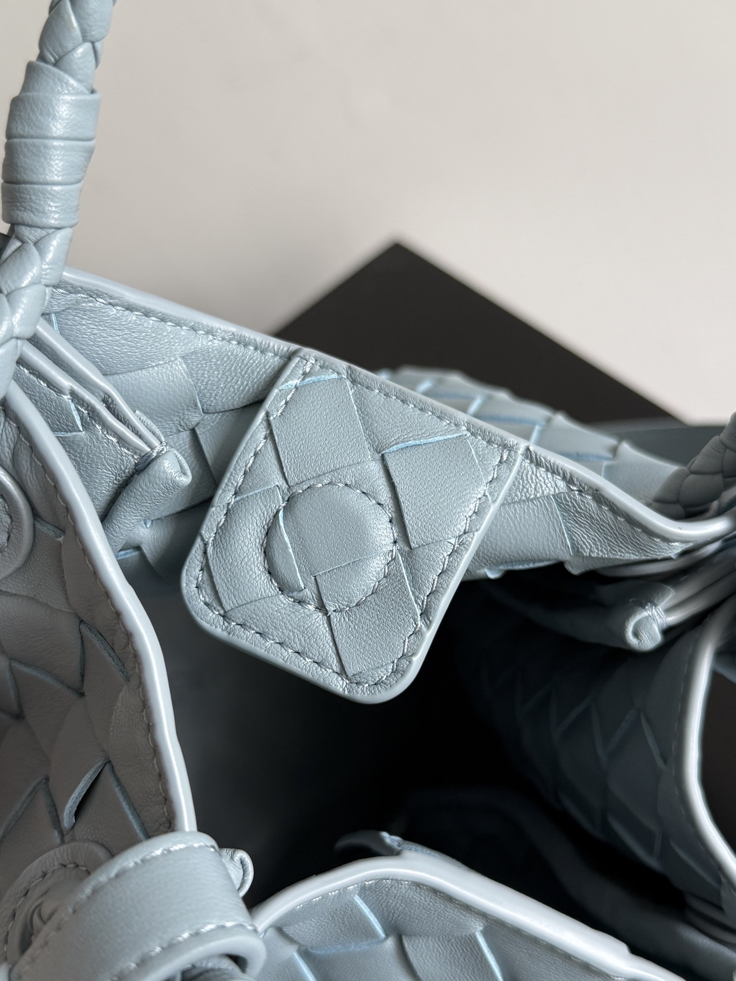 BV has a new product! Andiamo combines vintage elements with the Bottega Veneta parachute handbag, blending it with modern trends - Image 8