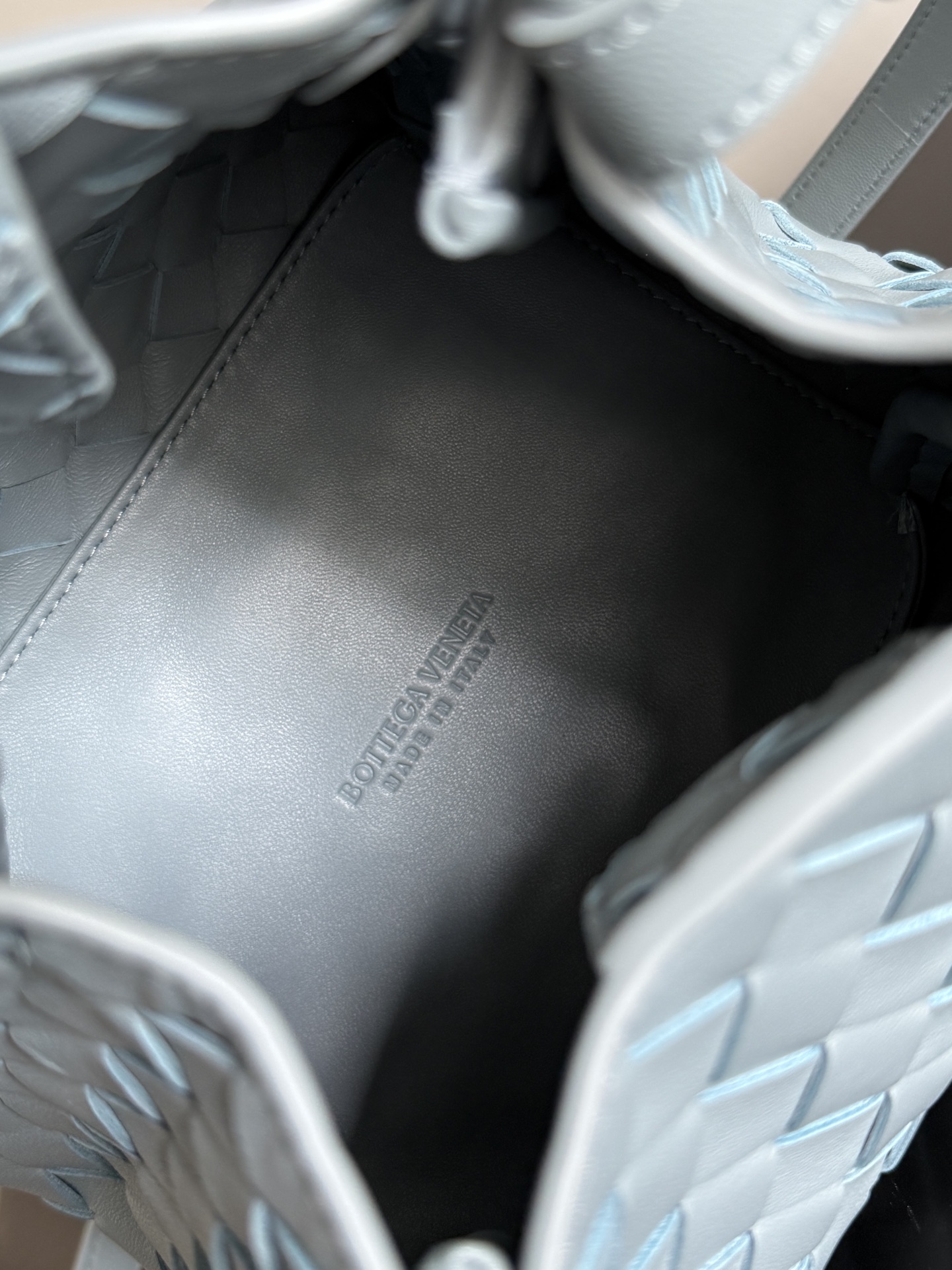 BV has a new product! Andiamo combines vintage elements with the Bottega Veneta parachute handbag, blending it with modern trends - Image 9