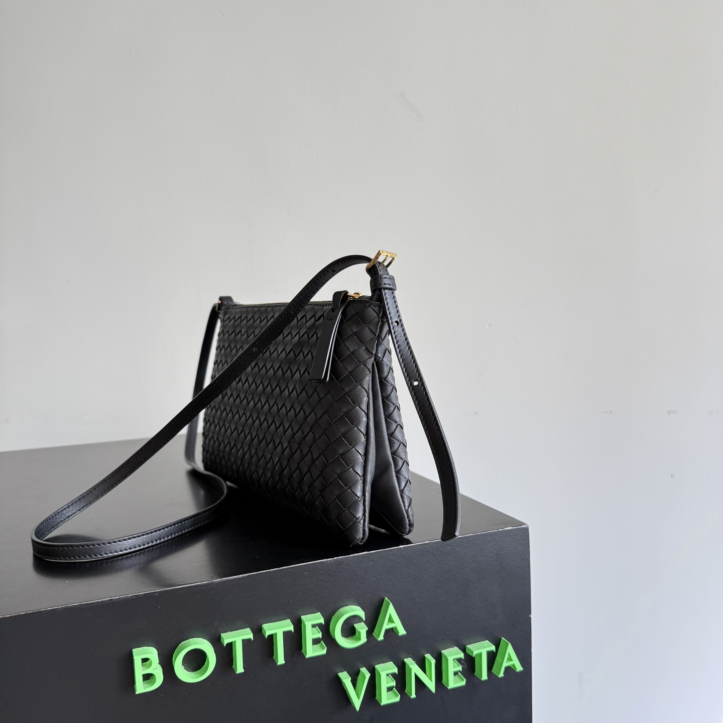 I was amazed by BV26’s new autumn woven small shoulder bag💖! Classic Intrecciato Piccolo sheepskin woven texture, soft and delicate to the touch - Image 2