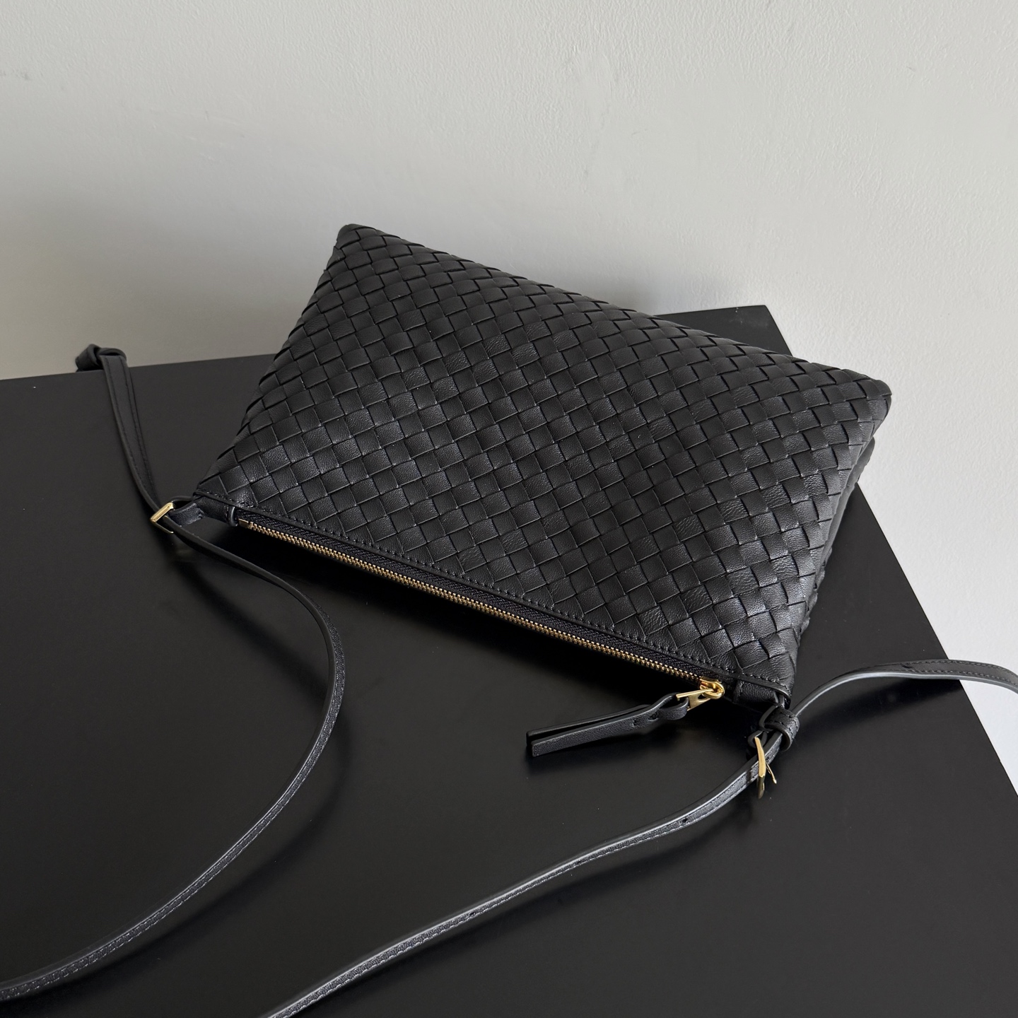 I was amazed by BV26’s new autumn woven small shoulder bag💖! Classic Intrecciato Piccolo sheepskin woven texture, soft and delicate to the touch - Image 4