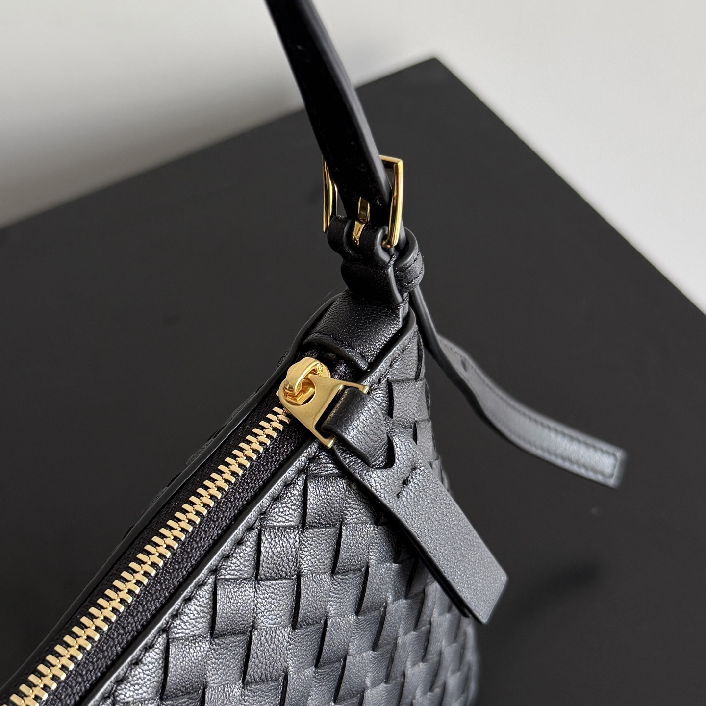 I was amazed by BV26’s new autumn woven small shoulder bag💖! Classic Intrecciato Piccolo sheepskin woven texture, soft and delicate to the touch - Image 5