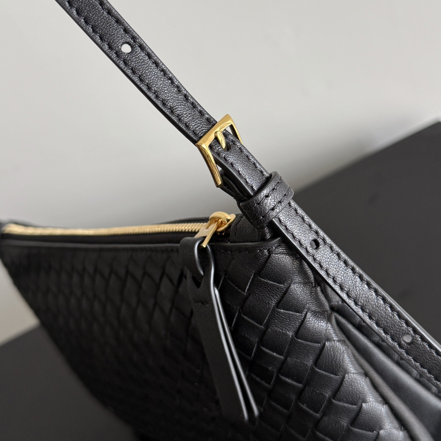 I was amazed by BV26’s new autumn woven small shoulder bag💖! Classic Intrecciato Piccolo sheepskin woven texture, soft and delicate to the touch - Image 6