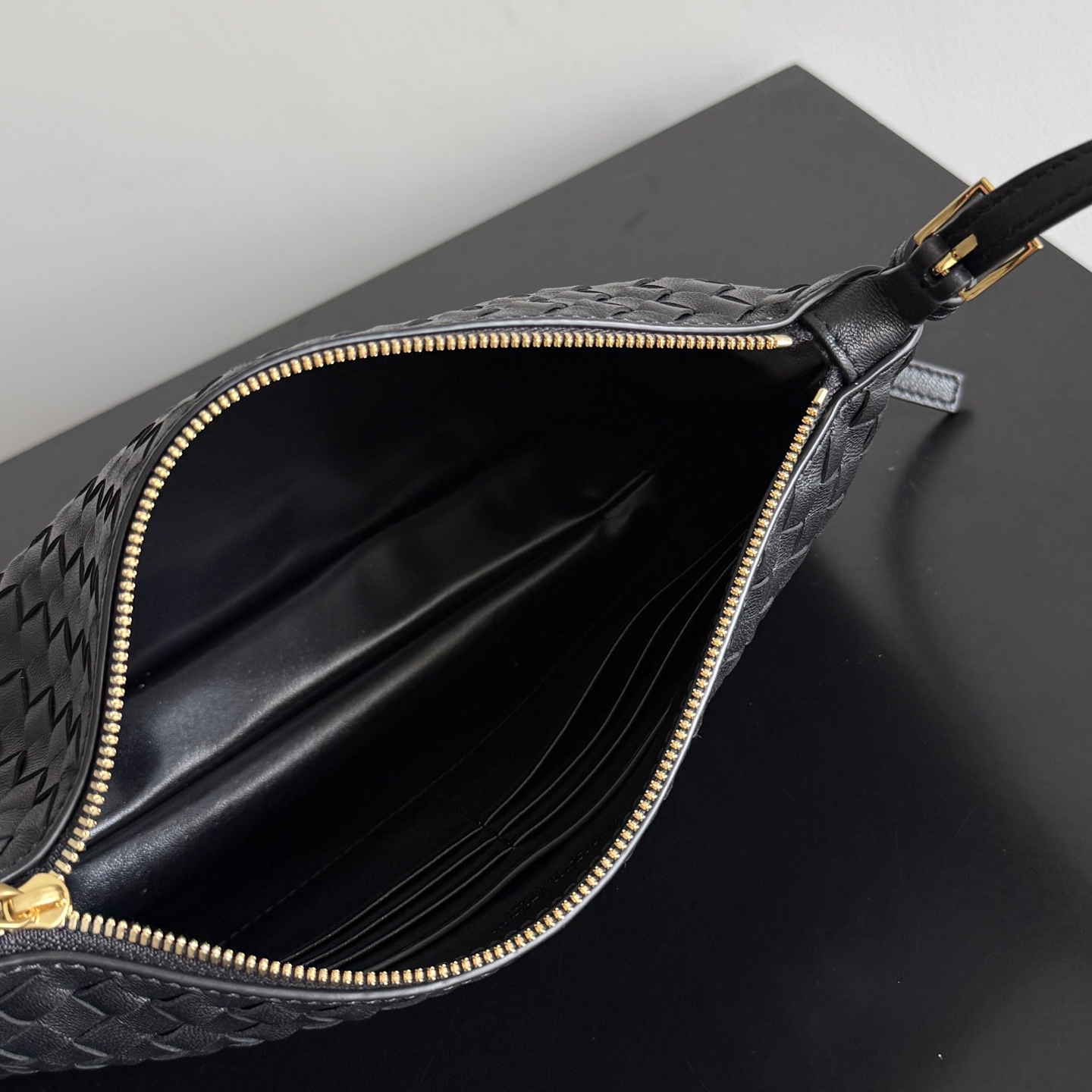 I was amazed by BV26’s new autumn woven small shoulder bag💖! Classic Intrecciato Piccolo sheepskin woven texture, soft and delicate to the touch - Image 7